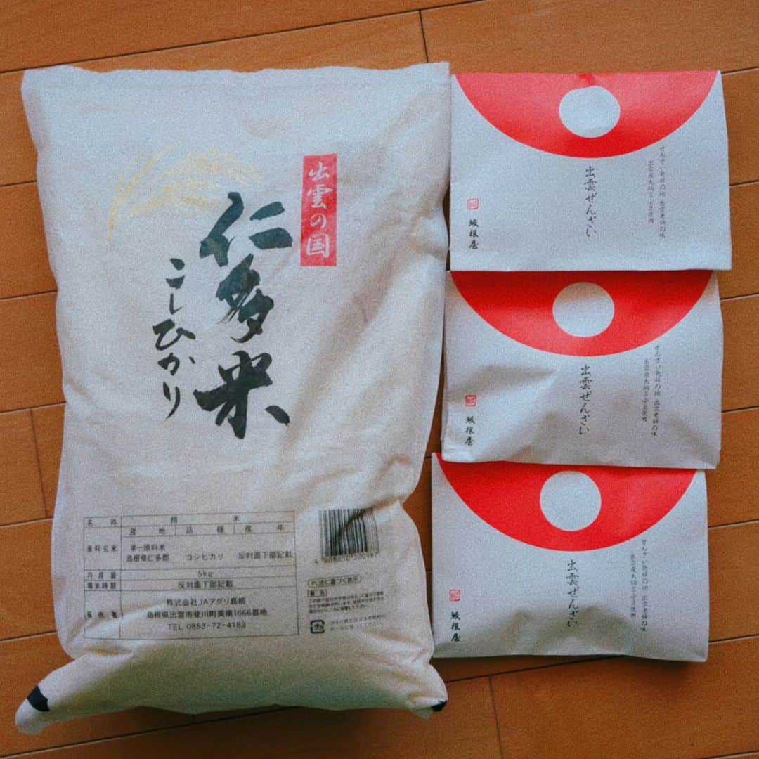 miwaのインスタグラム：「日本一になったという島根の新米と、大好きな坂根屋さんのぜんざいをいただきました🍚❤️ それに、お米に合う大阪の佃煮まで😂✨ ありがとうございます😊‼️  #出雲 #出雲観光大使」
