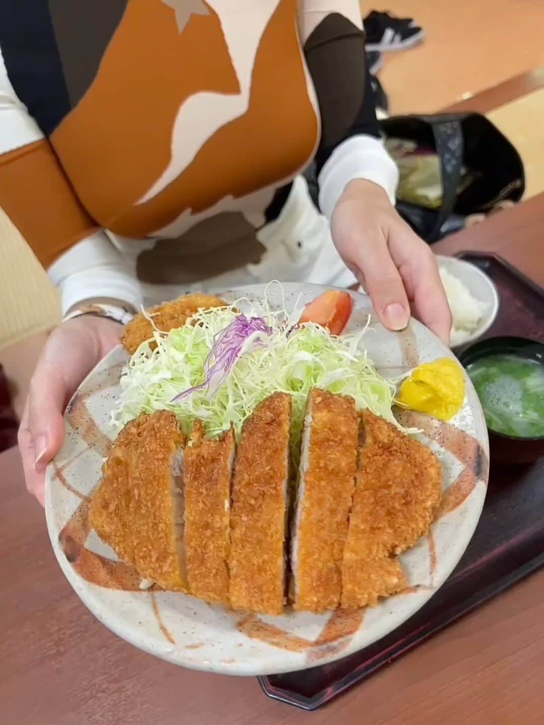 濱野りれのインスタグラム：「"とんかつ竹亭" Tonkatsu Taketei Tonkatsu is a traditional Japanese dish made by coating pork with breadcrumbs and deep-frying it.  TAKETEI was super popular in Kagoshima. You can't make reservations so you have to line up. But It's worth of it! Be sure to taste the melting sweetness of Kagoshima pork.  . "とんかつ竹亭" 鹿児島最後の食べ歩き！ 11時オープン時には長蛇の列 上とんかつ定食を注文 衣も豚の脂もすっきり。 キャベツはおかわりする派なのにキャベツいらないくらい脂が爽やか。完食。 1,100円とは思えないボリュームと美味しさでした。 鹿児島最高🤗❤️  #とんかつ竹亭 #とんかつ竹亭田上店 #とんかつ #鹿児島ランチ #鹿児島グルメ #tonkatsu #tonkatsutaketei #kagoshima #kagoshimafood #kagoshimagourmet」