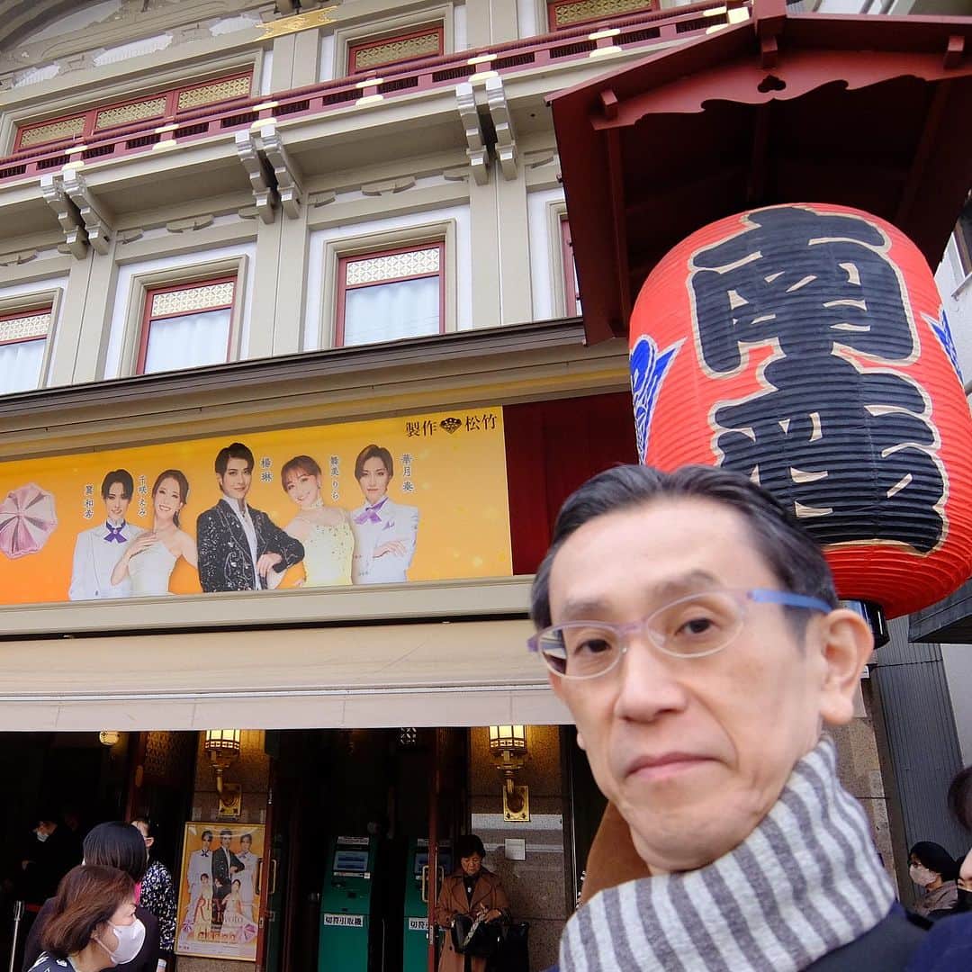 桂春雨のインスタグラム：「これから南座で、OSK日本歌劇団『REVUE in Kyoto 』を観劇。ブギウギ効果か、客席ほぼいっぱいです。 みんなワクワク感満載な感じ。 寄席にも、この勢い分けてほしいですね。  #OSK #日本歌劇団 #レビュー　#京都 #南座 #楊琳 #翼和希 #華月奏 #舞美りら #千咲えみ #天輝レオ #椿りょう #実花もも #唯城ありす #壱弥ゆう」