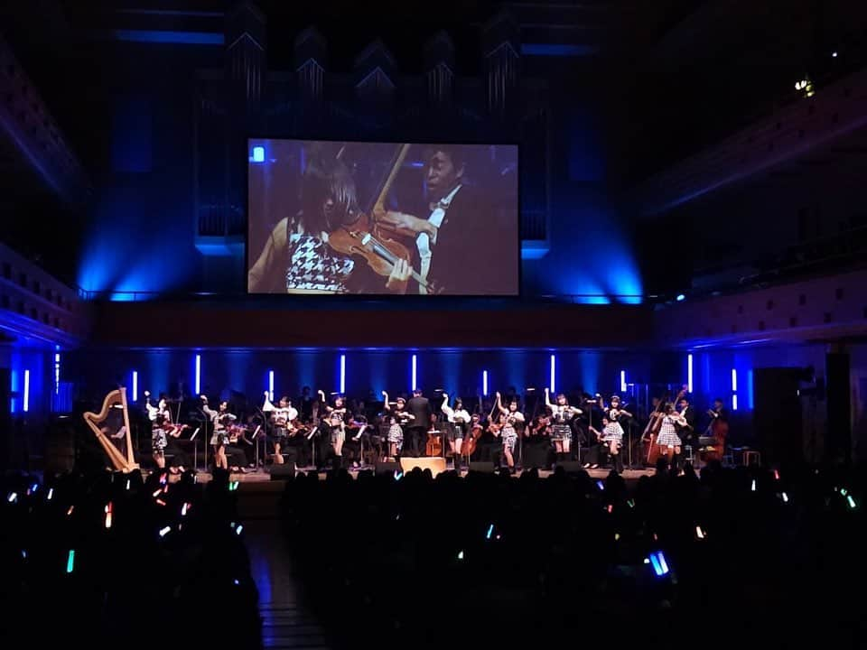 段原瑠々のインスタグラム：「🎻  Love from Orchestra 本当に素敵な時間でした〜！！  来てくださったみなさん、ライブビューイングで観てくださったみなさん、ありがとうございました🌈    小林幸子さんからのプレゼントをうれしげに身につけたJuice=Juice😊  佐々木彩夏さんともお写真撮っていただきました🩷  両親は広島でライブビューイング観てくれてたみたい☺️     後日配信もあるそうです！ Love from OrchestraのHPでご確認ください🌼     #LovefromOrchestra #juicejuice #段原瑠々」