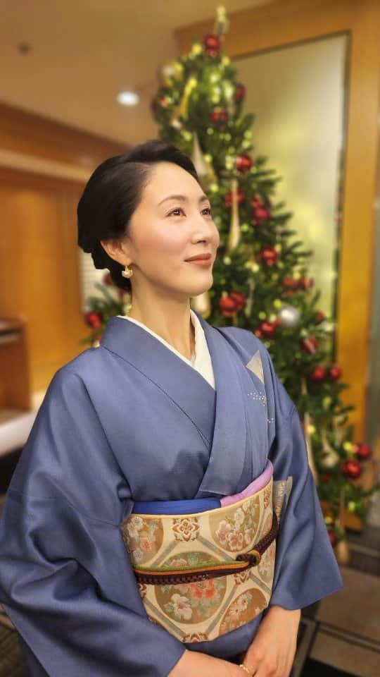 吉松育美のインスタグラム：「博多の街はもうクリスマス⛄🎄✨ 急に寒くなりましたね🥶🥶🥶  #kimono #着物 #着物コーディネート #japan #着物コーデ #着物女子 #着付け #和服 #👘 #小紋 #japanesewoman #訪問着」