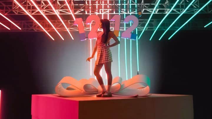 シャニア・グラシアのインスタグラム：「finally revealed! 🧡  coba comment udah ulang lagu ini berapa kali? #ShopeexJKT48」