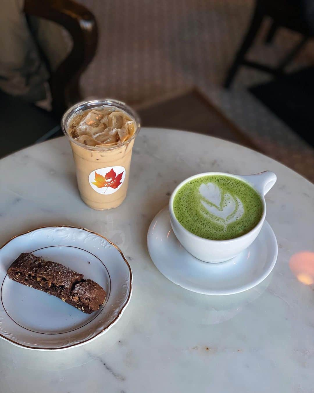 葉晟睿さんのインスタグラム写真 - (葉晟睿Instagram)「☕️euro-style cafe by day, cocktail lounge by night 🇺🇸 Evanston, IL / Evanston Pour  • Latte $3.75 / $4.25 / $4.75 • Matcha Latte $5.25 / $5.75 / $6.25  the staff were all super friendly and welcoming and great ambiance you can also get cocktail starting 11 ㏂ daily!  8.30.2023 & 11.12.2023 / 到Evanston的第一天就來喝他們的咖啡 那時候就很喜歡 但離我家走路要30分鐘 所以之後都沒再來過  Evanston Pour 📍 528 Dempster St, Evanston, IL 60202 🚇 CTA Dempster [Purple Line] 🕰 mon 7:30 ㏂—2:00 ㏘ tue-fri 7:30 ㏂—9:00 ㏘ sat-sun 8:00 ㏂—9:00 ㏘  #kalvineats  #kalvineats🇺🇸  #kalvineats咖啡  #kalvineats抹茶  #kalvintravel🇺🇸  #evanstonpour  #evanstoncoffee」11月13日 14時09分 - kalvin.yeh