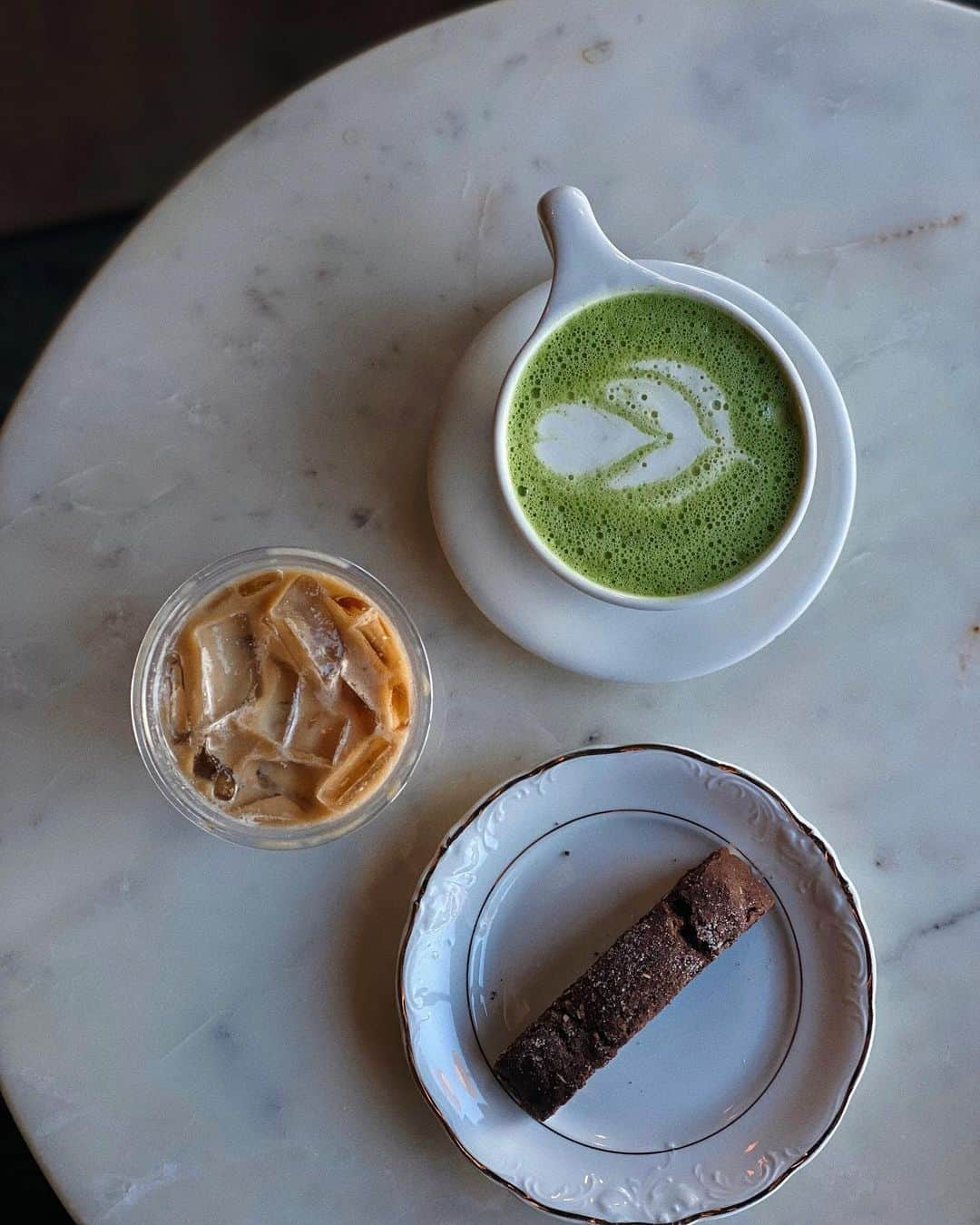 葉晟睿さんのインスタグラム写真 - (葉晟睿Instagram)「☕️euro-style cafe by day, cocktail lounge by night 🇺🇸 Evanston, IL / Evanston Pour  • Latte $3.75 / $4.25 / $4.75 • Matcha Latte $5.25 / $5.75 / $6.25  the staff were all super friendly and welcoming and great ambiance you can also get cocktail starting 11 ㏂ daily!  8.30.2023 & 11.12.2023 / 到Evanston的第一天就來喝他們的咖啡 那時候就很喜歡 但離我家走路要30分鐘 所以之後都沒再來過  Evanston Pour 📍 528 Dempster St, Evanston, IL 60202 🚇 CTA Dempster [Purple Line] 🕰 mon 7:30 ㏂—2:00 ㏘ tue-fri 7:30 ㏂—9:00 ㏘ sat-sun 8:00 ㏂—9:00 ㏘  #kalvineats  #kalvineats🇺🇸  #kalvineats咖啡  #kalvineats抹茶  #kalvintravel🇺🇸  #evanstonpour  #evanstoncoffee」11月13日 14時09分 - kalvin.yeh