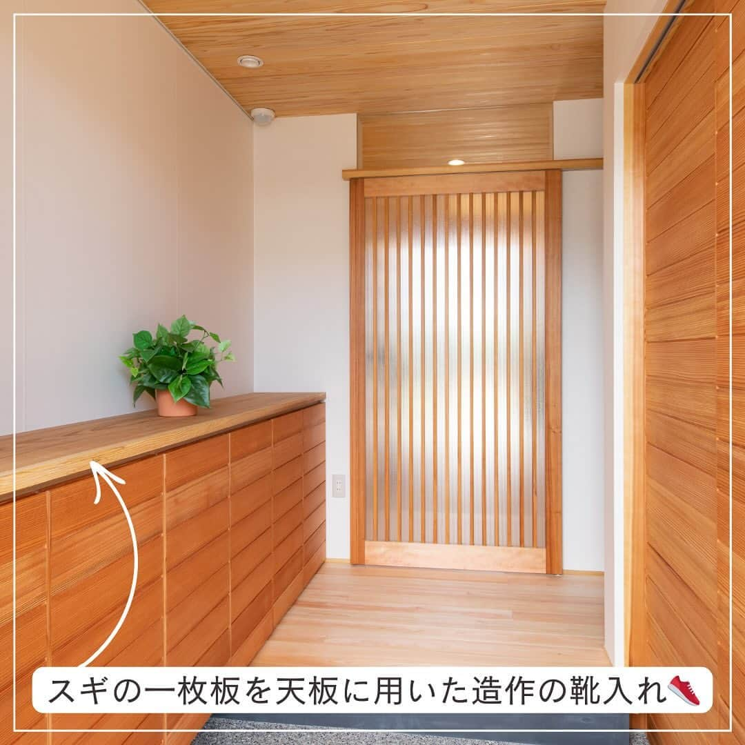 木だて家さんのインスタグラム写真 - (木だて家Instagram)「【ロフトのある平屋暮らし】  ▶︎ 大きなLDKの上には、ロフト風の２階へ続く吹き抜けを設けており、広がりある空間🛋️  ▶︎ 断熱材にセルロースファイバーを採用  ▶︎ １階スペースで生活できる平屋暮らし🏠  ▶︎ セルロースファイバーの原材料は新聞紙  ▶︎ セルロースファイバーは、再生可能植物由来の素材で、絶縁性や吸水性に優れています🪴  ▶︎ 床、壁、天井のセルロース断熱やトリプルガラス樹脂サッシで高性能な平屋✨✨  ▶︎ 性能はもちろん健康と環境に配慮した住まい  ▶︎ 蹴込み板のないスケルトン階段に、LDKとロフトが一体となった大空間 . . DATE  1階：121.25㎡(36.67坪)  2階：34.78㎡(10.52坪)  延床：156.03㎡(47.19坪)  敷地：340.46㎡(102.98坪) . .  この投稿が良いなと思ったらコメント欄の❤️で教えてね！  ━━━━━━━━━━━━━━━  住宅事例をもっと見る @kidateya  ━━━━━━━━━━━━━━━    “自然素材で暮らしをデザイン”    木だて家の家づくりとは   ＼福井県産の杉で、自社で製材を行っております／  木だて家では、住まいを支える梁、桁等の構造材などを、  福井県産の杉で、自社で製材を行っております。  福井で住むには福井で育った木を使い、同じ環境で育ったものどうし「人」 も「木」も自然なモノです。  長く使い込めば深い味わいがでてきます。  . ＼家族の構成や生活スタイルに沿った家づくり／  住まいづくりの基本は「家族」  家族の顔が見える、家族が集う場所を第一に考えた住まいづくりを実現します。 こどもさんの成長、家族構成の変化も考えて、可変性のあるプランづくりを心掛けています。  . ＼環境にやさしい、人にやさしい家づくり／  限りある資源の「木」を大切にしたい、人に優しい環境を作りたいという思いで 家づくりを行っております。  「木」や「自然素材」には、湿気の調整や空気の浄化といった機能が自然に備わっています。  機械的な設備の使用を出来る限り抑えて、自然の恩恵を十分に活かした住まいづくりを 目指しています。  . ＼五感で味わえる住まいづくり／  「足触り」、「手触り」、「香り」、「やわらかな陽射し」、「風が吹き抜ける」 というような“感覚的に気持ち良い”を大切にしています。   . そのほかにも、  ◆家事や子育てもこなす女性設計士が在籍  ◆土地探しからサポートします！  ◆トータル予算を大切に資金計画もしっかり行います！  ◆リフォーム、リノベーションもお任せください  ◆建てた後のオーナー様との関りも大切にしています    暮らしていく程に愛着が湧く家を。    #木だて家  #福井県  #越前市  #福井工務店  #福井新築  #福井注文住宅  #福井自然素材の家  #福井自然素材の家づくり  #福井自然素材住宅  #福井木の家  #木の家専門店  #木の家づくり  #施工事例  #自由設計  #木の家暮らし  #暮らしやすい家  #暮らしやすい家づくり  #設計士とつくる家  #設計士と直接話せる家づくり  #建築士  #デザイン設計  #建築士とつくる家  #和モダン  #造作家具のある暮らし  #ガーデンデザイン  #エクステリアデザイン  #ジェンダーフリーデザイン  #パッシブデザイン設計  #高性能の木造住宅」11月13日 14時06分 - kidateya