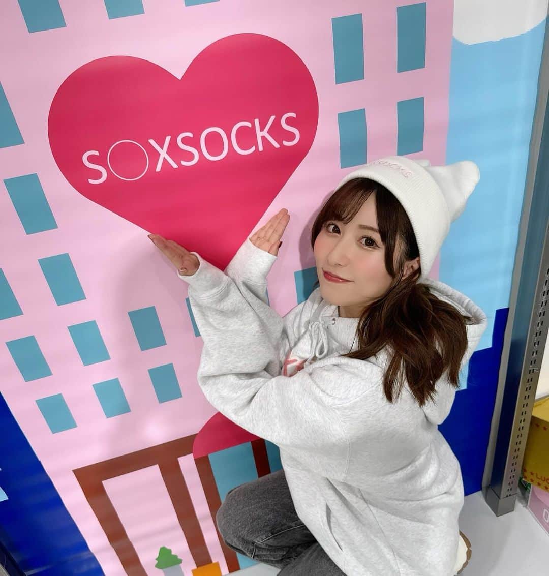 成瀬心美のインスタグラム：「💖  昨日は 大阪梅田HEP FIVEにて S○X SOCKSの店長やらせてもらいました🥳  毎度呼んでいただき ほんまおおきにってレベルなんだけど 来てくれたみんなが 相変わらず神イベ✨って喜んでくれるから 本当に私も大好きな時間です⏰  今回は途中でお着替えもさせてもらったんだけど どっちのコーデが好みですか？☺️  ボトムスも変えようと思ったんだけど 結構時間がなくてバタバタだったから 無理でした！笑  久々の大阪本当に楽しかったなぁ✨  次は1/20の写真集お渡し会で行くよ☺️  だから、良いお年をー！だね💫  来年はもっともっと 関西にも行けますように🐙♡」