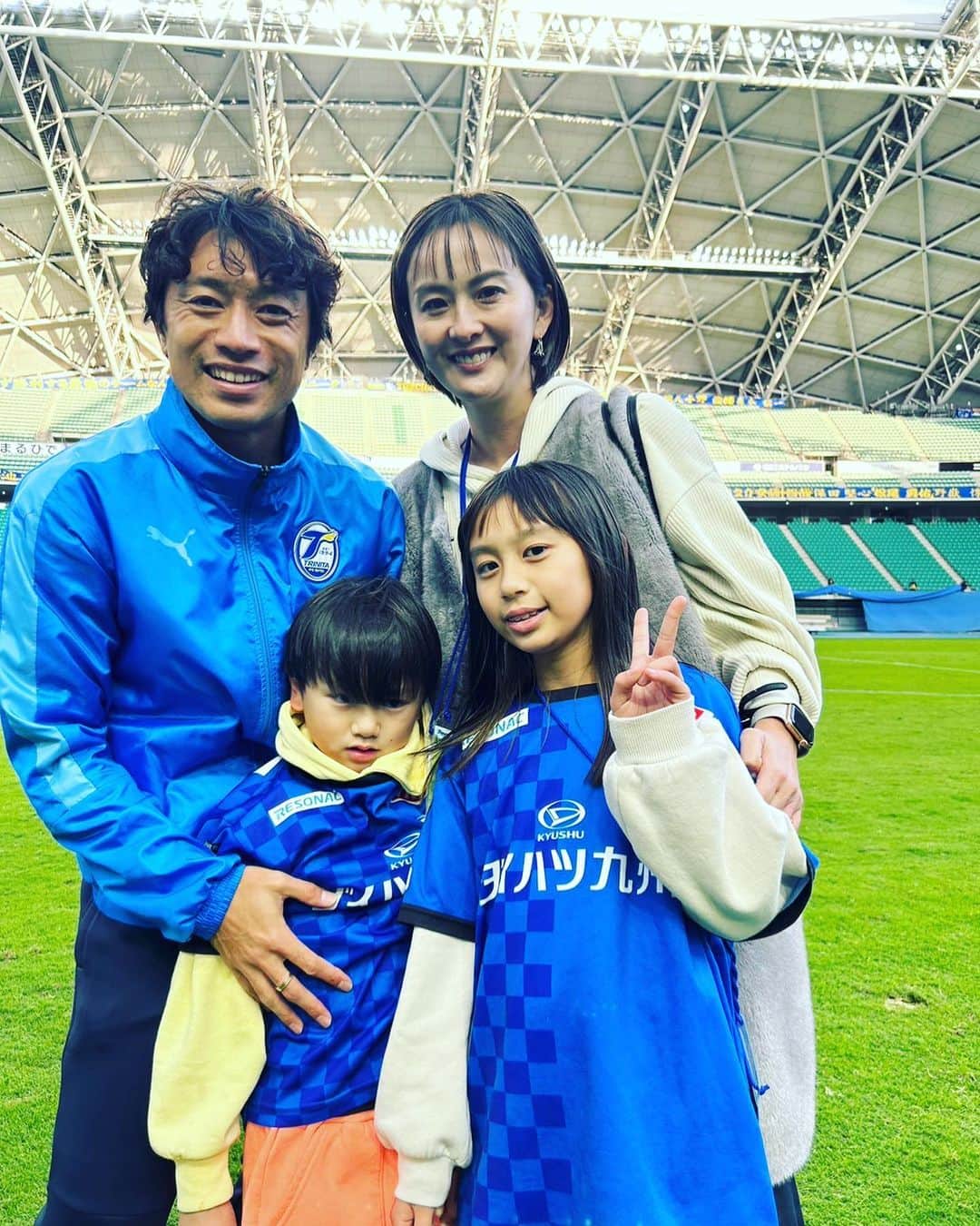 川上璃子（梅崎司の妻）のインスタグラム：「最終戦終了。 今年も１年間応援ありがとうございました📣  気付けば最年長で37歳。 古巣に戻りここまで現役生活を続けていられる事に感謝です。 ここ数年いろんなことがありすぎて大変な時期もあり、あまりサポートできていない時期もありましたが、なんとか家族や周りの方々に助けられてここまで来れた感が非常に大きいです。  まだまだ出来るところまで悔いなく現役生活を続けて欲しいと思ってます。 まだまだやめなそうね。笑  オフはしっかり休んで次に繋げられるように。  2023年もありがとうございました😊」