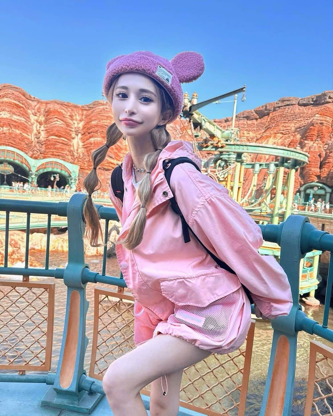 橘ハナのインスタグラム：「… 新作のディズニー帽子🐭もこもこ … 初のソアリン✈️ちょーよかった！感動！ トイストーリーマニアとレイジングスピリッツ乗ったよ … 有料のファストパス🎫プレミアアクセスが神すぎて 待ち時間無しで ばんばん乗れるのうれしっ … 【 ディズニーコーデ 】 アウター・リュック▶︎▶︎supreme  靴▶︎▶︎Rady (変なキラキラ取って履いてるまじ歩きやすい) … #ディズニー #ディズニーシー #ディズニーコーデ #ディズニーシーコーデ #ディズニーフード #食べ歩き #ダッフィー #ピンクコーデ #supreme #ストリート系女子」