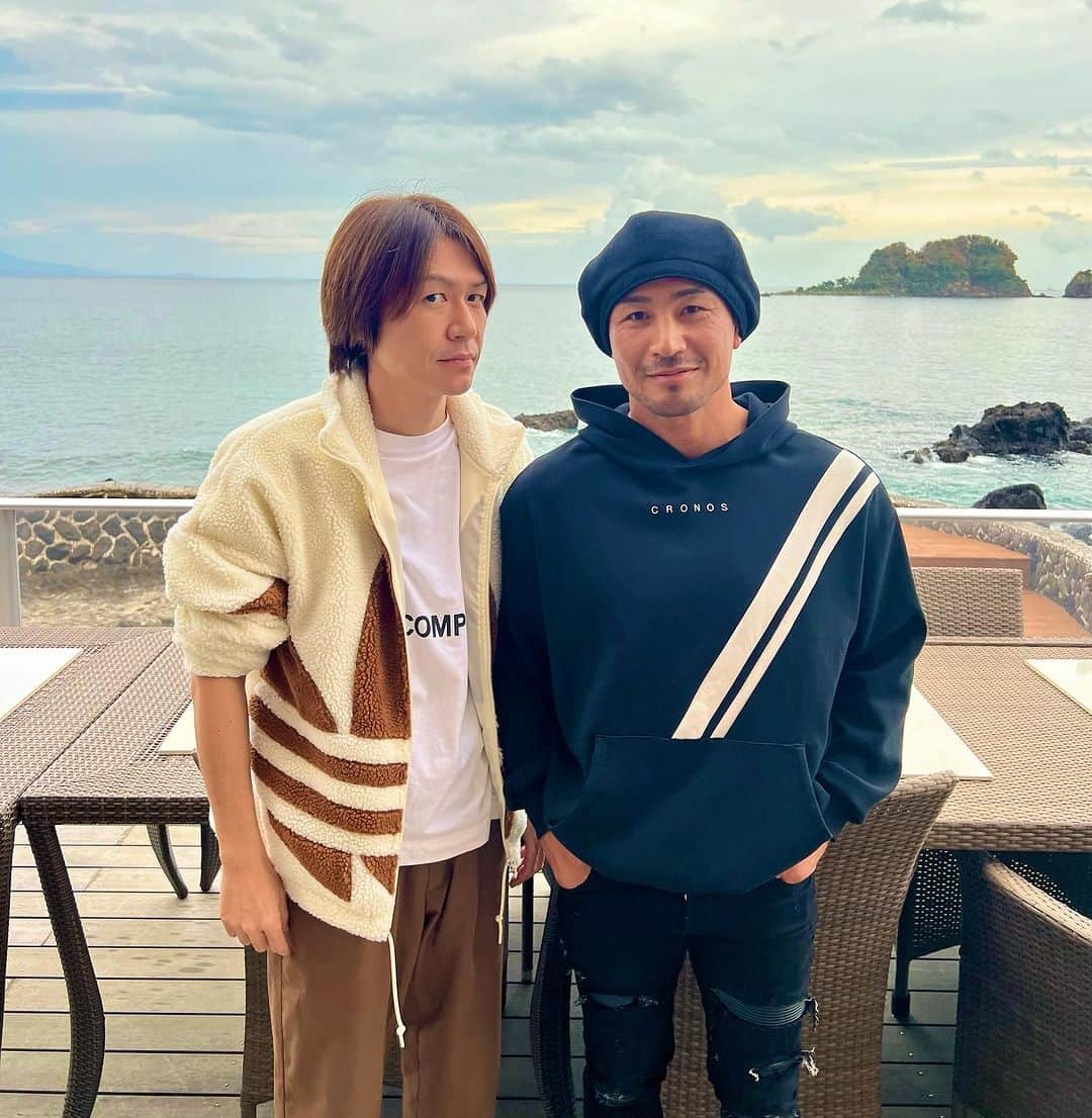 城咲仁さんのインスタグラム写真 - (城咲仁Instagram)「前日、お世話になっている方の別荘での 集まりにて少し久しぶりに魔裟斗くんと めちゃくちゃ美味しいご飯とお酒を頂きました  トークが面白いし気さくだし みんなから好かれている魔裟斗くんの 直球トークが大好きです  笑ったなー 今日は朝から自宅でずっと仕事しています 夜は勉強会を兼ねた男サシ飲みの会へ行って参ります  それまではお仕事、お仕事、 だいぶ冷えてきたので皆様もお身体を冷やさないように  今日も同じ空の下で宜しくお願い致します 近々、コメンテーターとして生出演させて頂きます 是非、ご覧ください  ▪️11/15日(水)生出演させて頂きます TOKYO MX1 朝6:59から9:00 堀潤モーニングFLAG 今、問題になっているホストと歌舞伎町女子の問題についてお話をさせて頂きます。  #魔裟斗 さん #城咲仁 #加島ちかえ #会食 #ocean #海沿い #別荘 #ホームパーティー #コメンテーター #持論」11月13日 14時11分 - shirosaki_jin_official