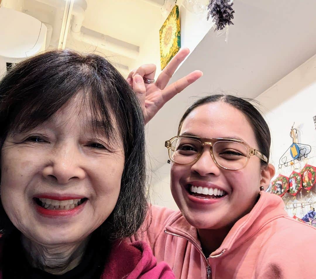 平井富子のインスタグラム：「フィリピン、マニラからMayaさんがアンシャンテに、、  日本は３回目、大阪や京都に観光予定。楽しみですね。  日本は昨日から急に寒くなったが、フィリピンは雨期と乾期で年中暑いらしい。  人気の花火ピアスなど、オリジナルのアクセサリーをチェックして頂きました。  日本の文化をお楽しみ下さい〜」