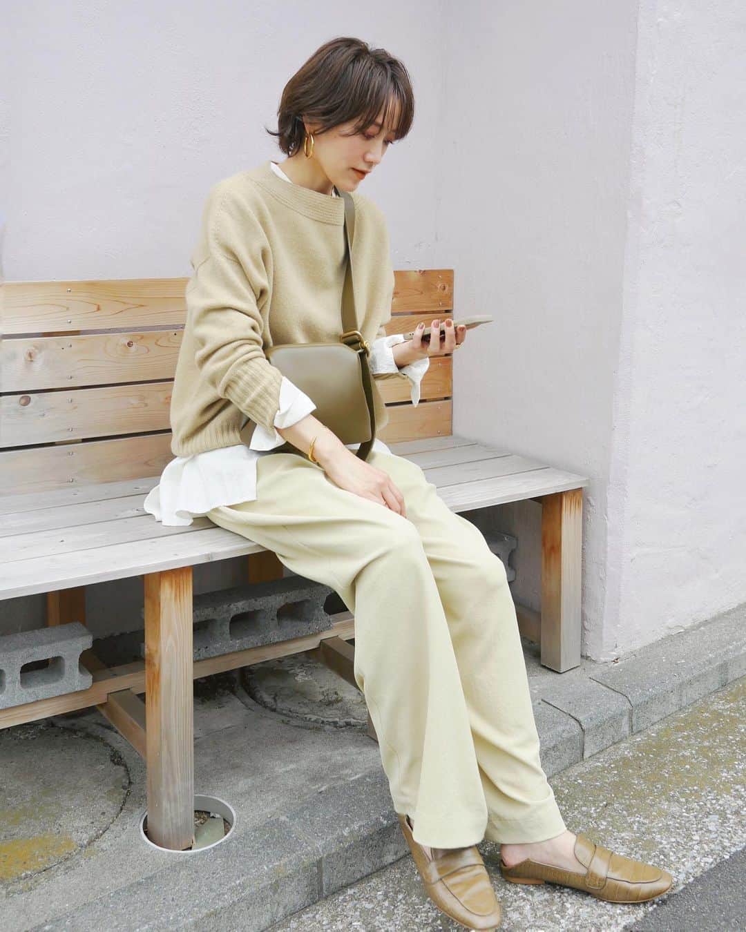 Miki Kanekoのインスタグラム：「ベージュ〜イエローのワントーン🐪🐱  👔…#UNIQLO  🧶…#micaanddeal  👖…#beautyandyouth  👜…#osoi  👞…#ZARA  pierce…#freaksstore  ring…#cene  bangle…#todayful  .」
