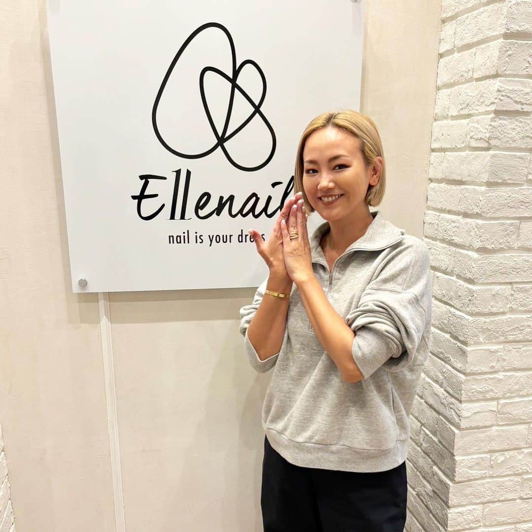 esNAILのインスタグラム：「鈴木あやさん  @_ayaaa19_  いつもご来店ありがとうございます！ . . 今回もあやさん安定のフレンチネイル🥰♡♡ .  公式Instagramに掲載されているデザインのチップをご購入いただけます💅 チップサイズと形のカスタマイズが可能です✨  オープンキャンペーン価格  定価11,000円⇨7,700円（税込）  ☆セット内容☆ ・オーダーチップ ・チップケース （ケースデザインは変更される場合がございます) ・両面テープ ・ミニエメリーボート（微調整用）  詳細はTOPのストーリーから DoHERMO Online Storeでご確認下さい❤︎  @ellenail_shibuya @ellenail_shinjuku  @esnail_kichijoji  @esnail_omiya  @esnail_nagoya  @ellenail_osaka #nail#nails#nailart#naildesign#esnail#ellenail_shibuya#gelnail#ネイル#ジェルネイル#elleネイル#esネイル#ネイルデザイン#美甲#네일아트 #tokyo#shibuya#newnail#ネイルチップ#ネイルチップ通販#オーダーチップ#オーダーチップ販売」