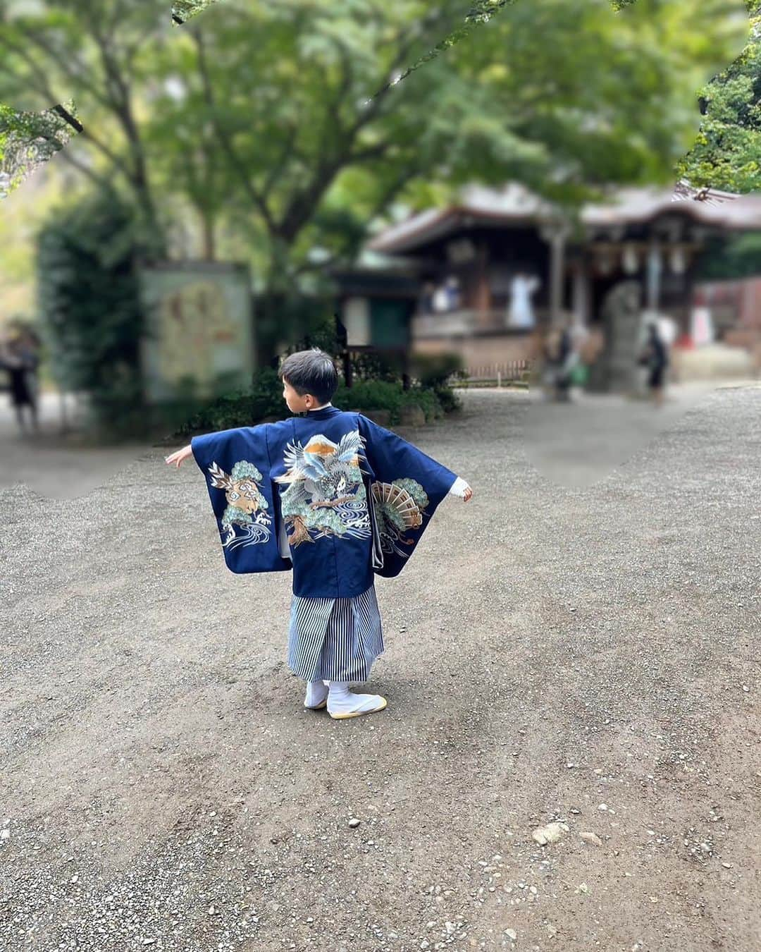 近藤英恵さんのインスタグラム写真 - (近藤英恵Instagram)「妹と✨  甥っ子の七五三でした🫶  ちっちゃい袴姿、なんでこんなに可愛いのでしょうか✨  お仕事で途中参加だったので気を引くためのおもちゃを持参し、それが奏功したきろく🫶  両親にも会えて慌ただしくも楽しい一日でした🥰  フットワーク軽く沢山気遣ってくれた妹の旦那さんにも感謝🙏✨  #甥っ子#妹#七五三#甥っ子可愛すぎ#伯母バカ#甥っ子グラム#なんでこんなにかわいいのかよ#ほっぺの質感#袴姿#見せてくれてありがとう#🥰」11月13日 14時31分 - hanachan93