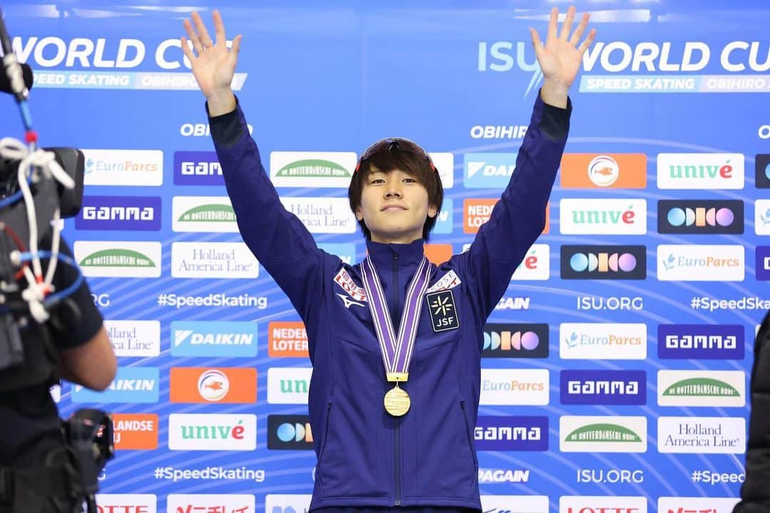 森重航のインスタグラム：「･ わっしょーい！ 500m🥈/🥇  日本でのワールドカップはすごい楽しかったです！ 応援団を作ってくださった会社の方々、応援してくれたみなさんのおかげで気持ちの入ったレースすることができました。 ありがとうございました！  前半戦頑張ってきます☁🇨🇳🇳🇴🇵🇱  📷アフロスポーツ   #speedskating #worldcup  #obihiro #北海道帯広市 #オカモトグループ」