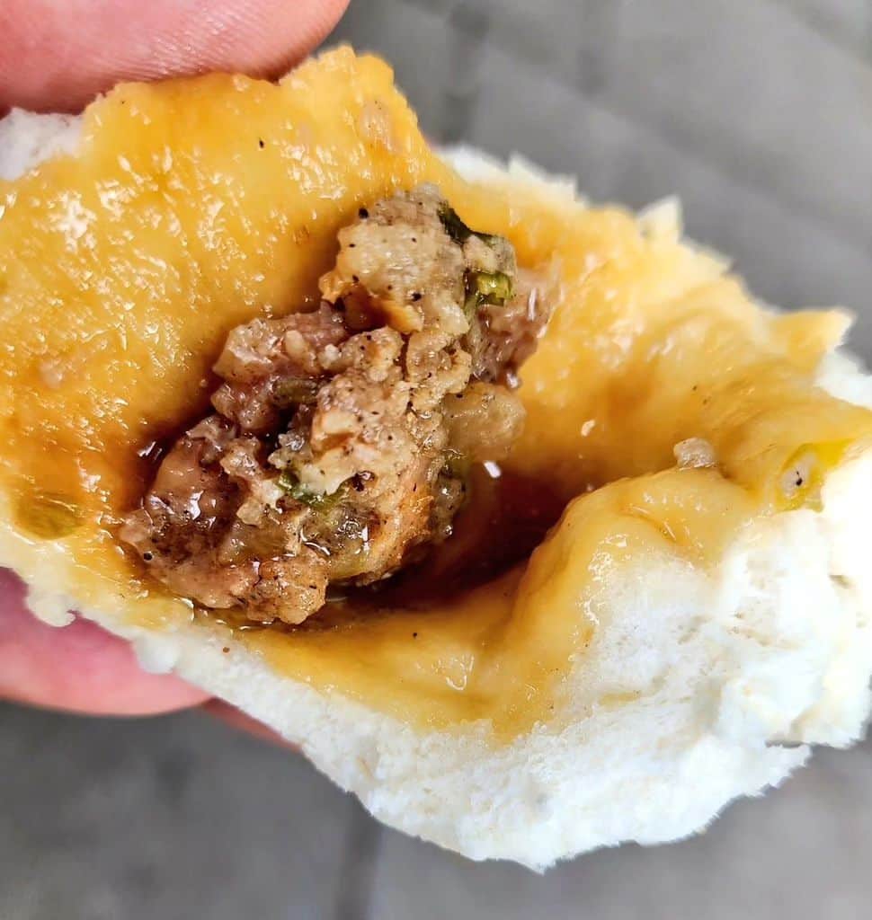 ケニチのインスタグラム：「小籠包並みに肉汁が多い肉まん❗これはかなり美味しいです☺️ #宜蘭土包仔  #肉まん　#台湾グルメ　#台湾」