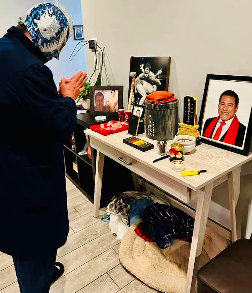 ウルティモ・ドラゴンのインスタグラム：「I got to visit the real ashes of  Inoki san in LA on the one year anniversary of his passing.  Thank you for giving me the opportunity to pay my respects.   @dragongate_pro  @toru.kido  @ud_tiendaoficial  #antonioinoki  #燃える闘魂  #猪木会長追悼  #猪木会長ありがとう  #猪木会長はロスにいます」