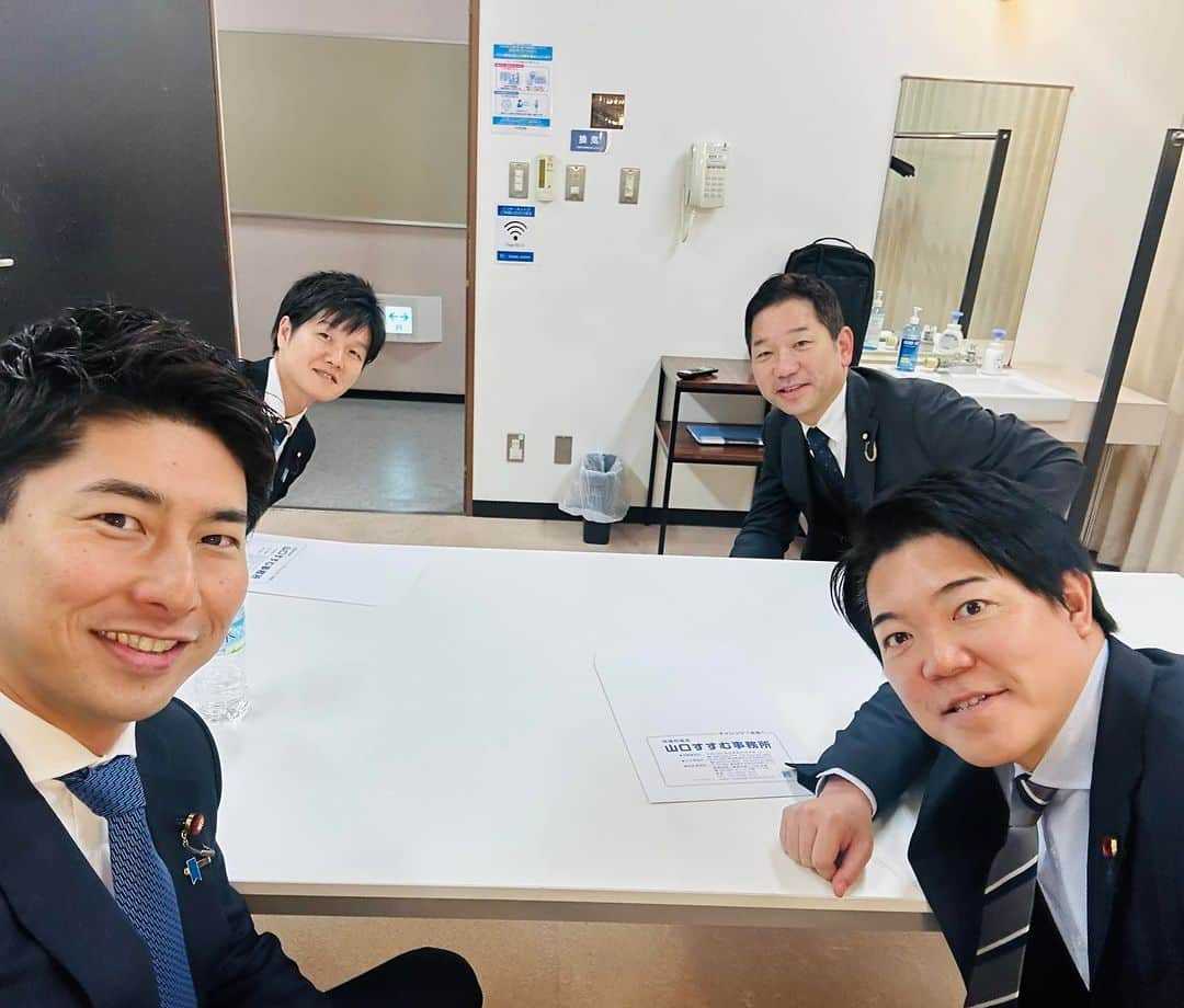 中曽根 康隆のインスタグラム：「同志である山口晋代議士（埼玉10区）の講演会@埼玉県東松山市。  第二部のパネルディスカッションに青年局の仲間達（鈴木前青年局長、越智政策•広報部副部長、西野政策•広報部長）と共に参加しました。  会場は立ち見が出るほどの盛り上がりで1,600人程の支援者の皆様。  第一部の茂木幹事長の講演に続き、我々は青年世代として今想うことをそれぞれ話しました。テーマは外交、景気、財政、農業、党内改革と多岐に渡りましたが、会場も一体となり白熱した楽しい時間となりました。  山口晋代議士（写真3枚目中央ピンクネクタイ）は自民党次世代ホープです。青年世代としての使命を果たすべく、共に頑張って参ります。」