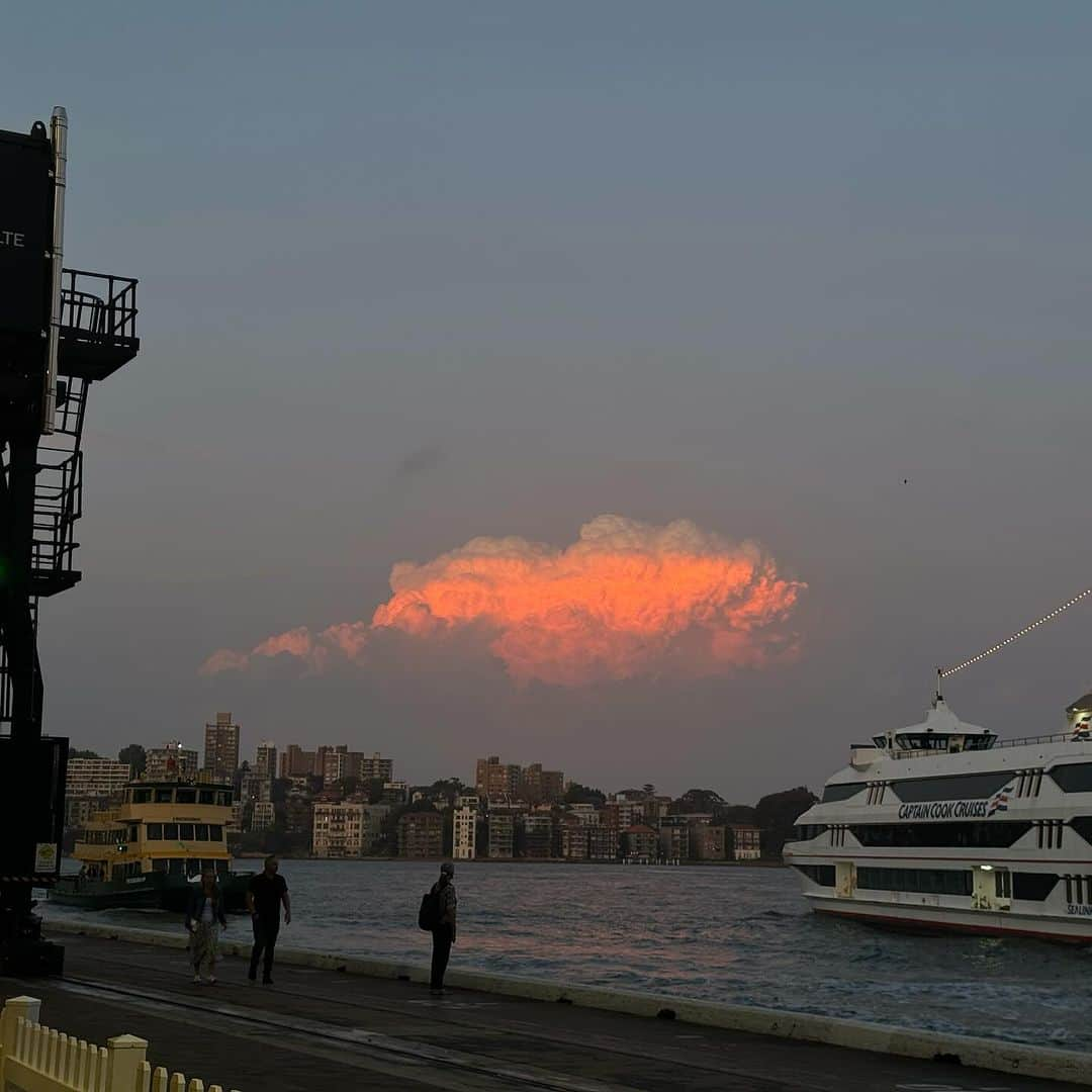 エミリー・スコットさんのインスタグラム写真 - (エミリー・スコットInstagram)「Big red bubble ☁️ Syd Harbour last night 🌏」11月13日 14時44分 - emilyscottofficial