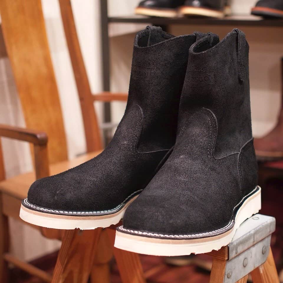 のインスタグラム：「Custom Sample “Morrison" 急激に寒くなり秋らしくなってきましたね。そんな時期に履きたくなるようなウエスタンブーツ"Morrison"のカスタムサンプルを紹介します！詳しくはスタッフブログにて。 . https://wescojapan.blogspot.com/2023/11/custom-sample-morrison.html . ＊尚、今月のWESCO恵比寿店は明日11/14(火)、明後日11/15(水)、加えて11/21(火)、11/22(水)、11/29(水)がお休みとなります。普段の水曜定休以外にも火曜日のお休みがございますので、お間違いの無いようよろしくお願いします。 . @wesco_japan アカウントトップのURLからブログへリンクします。 . #westcoastshoecompany #wesco #wescoboots #morrison #since1918 #100YEARS #oregon #scappoose #madeinUSA #tokyo #ebisu #wescojapan #wescoebisu #wescosetagaya」