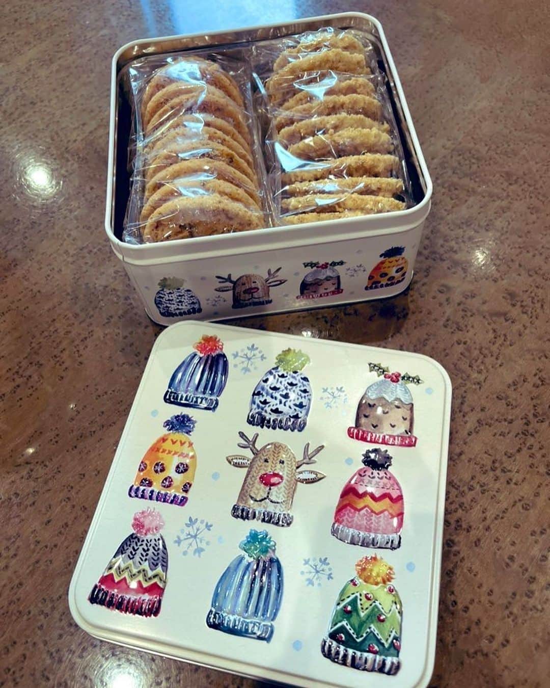 かないみかのインスタグラム：「今日のスタジオはオヤツいっぱい♥️ クッキーは戸田恵子ねいちゃんから♥️ 干し柿は、島本須美さまから♥️ あ〜楽しいスペシャルお仕事でした♥️♥️♥️」
