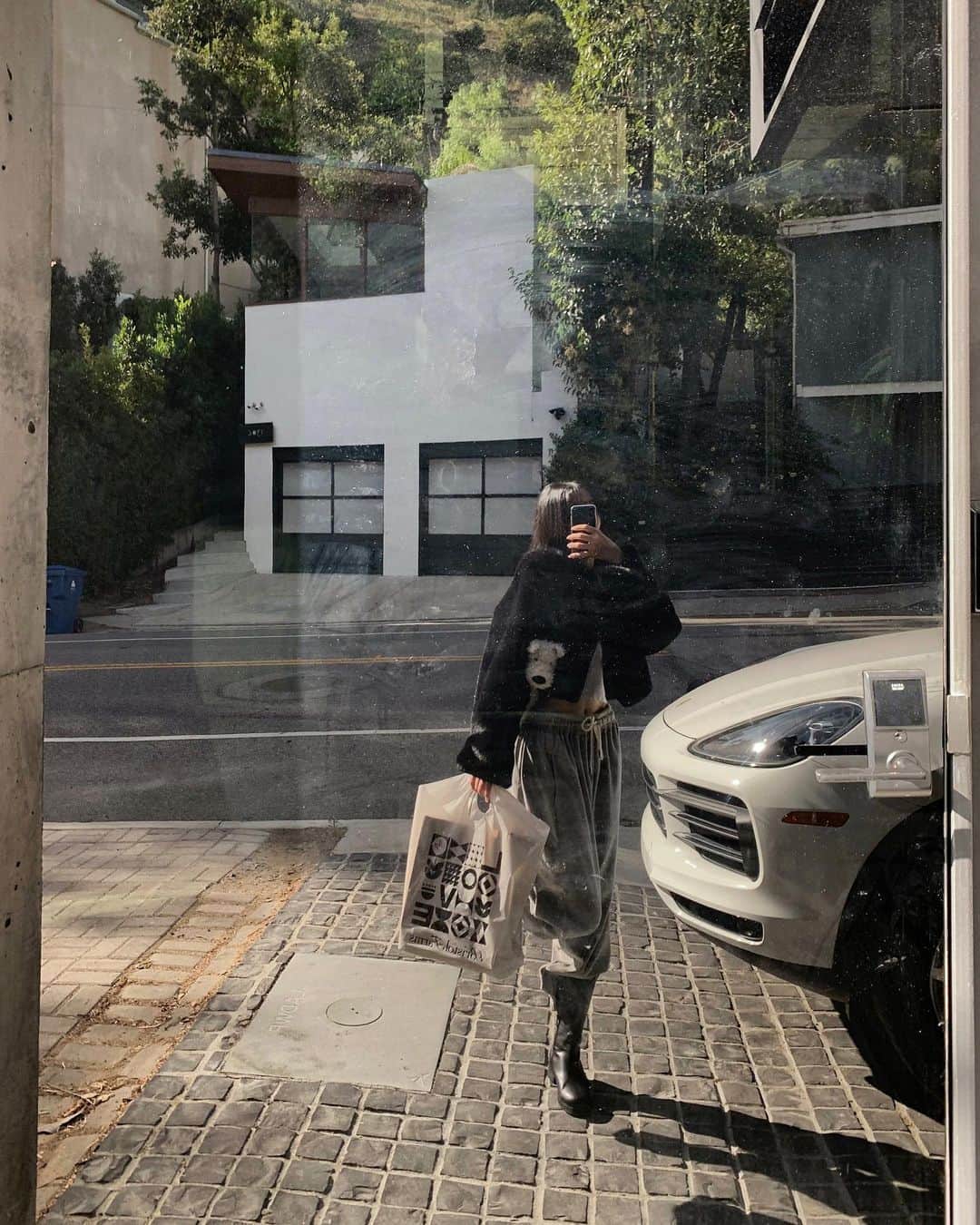 ジヒョンさんのインスタグラム写真 - (ジヒョンInstagram)「- 강쥐 친구 한마리 더 델꾸옴 .. 🐶🤍」11月13日 14時47分 - k_ji_h