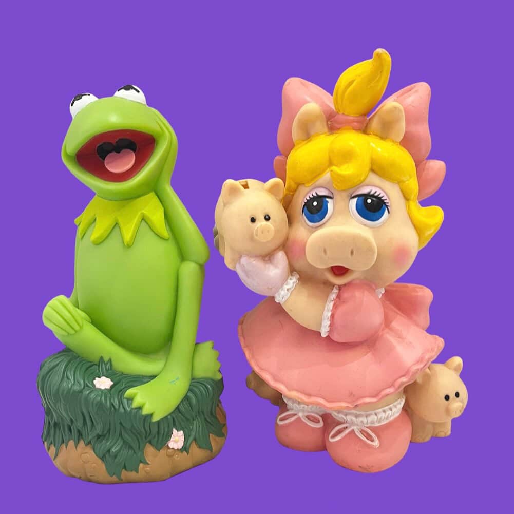 おもちゃやSPIRALのインスタグラム：「Vintage Kermit&Miss Piggy BANK入荷しました！  22cmあるのでボリュームあっとかわいいです🐸🐷」