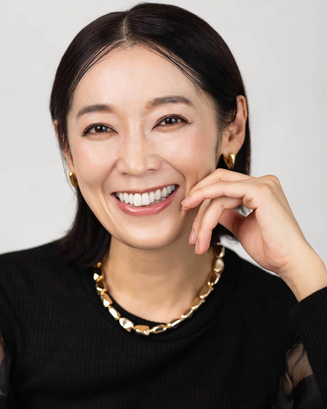 石橋奈美のインスタグラム：「髪を切ってから 初めての作品撮り  楽しく綺麗に撮って頂きました！ ありがとうございました😊  photographer：吉岡光洋さん hair&make：JUNEさん  #作品撮り  #ニューヘアー  #NMTinc. #NamiIshibashi #model」