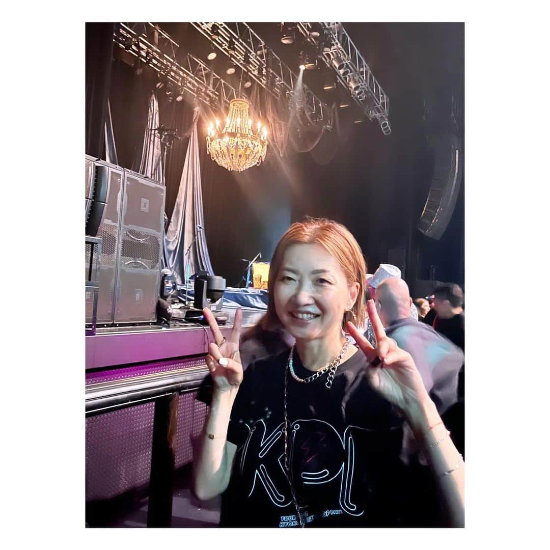 阿部洋子のインスタグラム：「🎶•*¨*•.¸¸♬•*¨*•.¸¸♪  連日ダブルピース✌️😝✌️ 連日Zeppdivercity👯‍♀️  きのうはキョンキョン先輩のLIVEへ  なかなかのかぶりつき 懐かしの90年代ムード漂うヒット曲の数々 ほんと息が長いわぁ  お衣装もステキだったなー チュールのジャケット、 フリンジ付きロングスカート、 衣装チェンジ後のファーのスカート、 どこのやろ？？  #小泉今日子  #TOUR #2023  #kyokokoizumiclubparty90s  #kkcp   * * *  そしてあたすは… 木曜夜から喉がなーんか怪しくて 金曜くらいから喋れば喋るほど声が枯れて ついに今日声出なくなったーーー😭 (土日ともにほぼ余計なこと喋らず LIVEでも声は出しとらん！のに！！)  🏥💊扁桃炎やて💦 しんどーい」