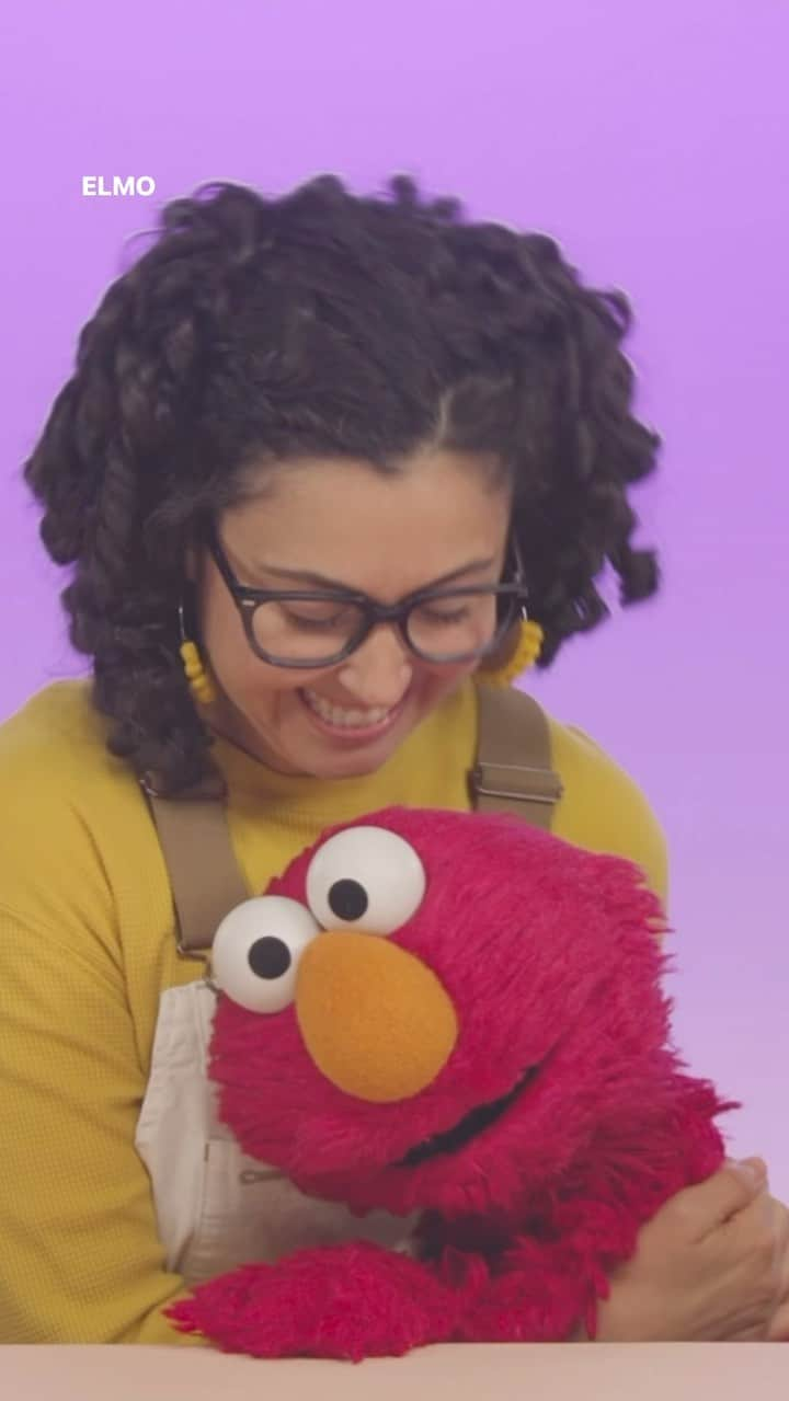 セサミストリートのインスタグラム：「It feels good to be kind! ❤️ Happy #WorldKindnessDay from @Elmo and his new friend, Carly! Join them as they explore big feelings, friendship, and more on the Learn with Sesame Street app brought to you by @beginlearning. Learn more in today’s link in Story.」