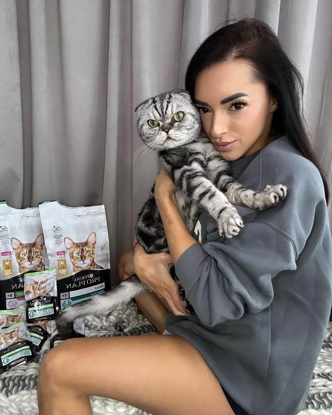 ラリサ・ヨルダケさんのインスタグラム写真 - (ラリサ・ヨルダケInstagram)「Guys, impreuna cu Purina Pro Plan si Maxi Pet avem o surpriza pentru voi. Purina Pro Plan este alegerea potrivita pentru motaneii mei de fiecare data, deoarece produsele Pro Plan Cat Sterilised contin toti nutrientii de care Sky si Snow au nevoie pentru o nutritie echilibrata si o viata sanatoasa. Merg la Maxi Pet, acolo unde gasesc toate produsele din gama Purina Pro Plan, dar si accesorii si jucarii pentru Sky si Snow. De aceea, am un cod de reducere de 30% la achizitia de hrana uscata si umeda Purina Pro Plan, in magazinul online Maxi Pet: https://maxi-pet.ro/. Codul este LARISA30 valabil in perioada 13-19.11.2023 atat pentru produsele din gama de caine, cat si de pisica. Responsabilitatea ma face sa ma simt bine, chiar si atunci cand trebuie sa iau cele mai bune decizii pentru starea de bine a motanilor mei. Pentru ca impreuna ne este mai bine. #PurinaProPlan #PARTENERIATPLATITDENESTLE #MaiBineImpreuna #BetterTogether 🤍🐈 @maxipetromania @purinaromania」11月14日 1時40分 - larisa_iordache