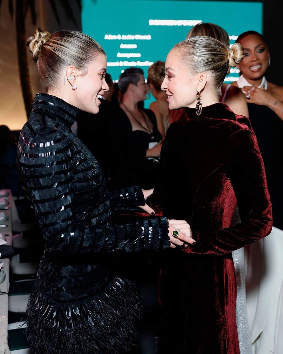 Cosmopolitanさんのインスタグラム写真 - (CosmopolitanInstagram)「Sofia Richie Grainge and Nicole Richie hung out (with their hubbies, too!) at the Baby2Baby Gala and honestly it looked like they all had a blast. See more pics at the link in bio. 🔥」11月14日 1時45分 - cosmopolitan