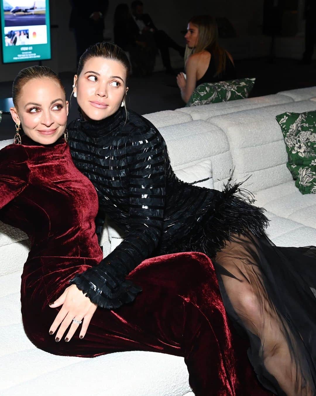 Cosmopolitanのインスタグラム：「Sofia Richie Grainge and Nicole Richie hung out (with their hubbies, too!) at the Baby2Baby Gala and honestly it looked like they all had a blast. See more pics at the link in bio. 🔥」