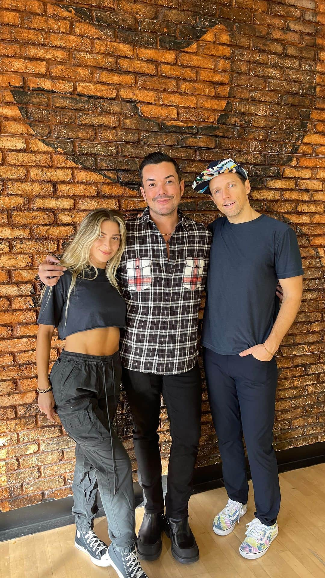 アンソニー・ラモスのインスタグラム：「Our @anthonyramosah chats with @jason_mraz and his #dwts pro dance partner @daniellakaragach at the rehearsal for their routine this week which is Whitney Houston themed.   The Grammy award winning singer and songwriter also opens up about his road to accepting himself as a member of the LGBTQ community, and how appearing on this show is about way more than just dancing.  Mraz also talks about enjoying getting to know @arianamadix  who is also representing the bi community this season in the ballroom.   Mraz, who is on the @outmagazine #Out100 list this year also talks about the impact of #taylorswift which will be the theme for next week’s show. Mraz performed onstage with her years back.   @dancingwiththestars airs Tuesdays at 8pm on @abcnetwork and @disneyplus 📺」