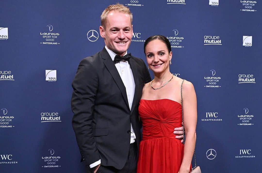 サラ・マイアーのインスタグラム：「Laureus Charity Night 2023 - A Night full of Stars ⭐️  Danke an das ganze Team von @laureus_switzerland, welches einmal mehr einen unvergesslichen und kurzweiligen Abend auf die Beine gestellt hat! 👏 Merci an alle Gäste, Spenderinnen und Spender - dank euch können auch nächstes Jahr wieder Tausende Kinder und Jugendliche in der Schweiz an sozialen Sportprojekten wie @danceqweenz.ch , @kidsonwheels.ch, @laureus_streetsoccer , @sportegration, @championslernenundsport oder @gorilla_ch teilnehmen! 🫶 #sportforgood #laureusfamily #fundraising #sportforgood」