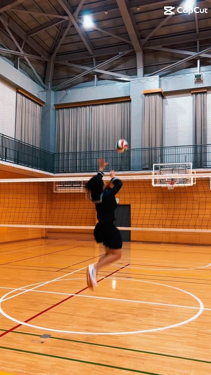 ヘルニア国物語のインスタグラム：「この間の試合でやっと役に立ったショート動画😂  ヘルニア国物語のフォローお願いします！ Follow👉 @heruniakokumonogatari   世界で1番「バレーボール」を楽しんでる集団が遊び心満載の企画でみんなが笑顔になる動画をお届けします😁   The group that enjoys "volleyball" the most in the world will bring you a video full of playful projects that will make everyone smile 😁.  #ヘル国　 #ヘルニア国物語　 #HERNIAKOKUMONOGATARI  #バレー　 #バレー部　 #バレーボール　 #バレーボールYouTuber  #ハイキュー　 #ハイキュー好きな人と繋がりたい　 #volleyball  #volleyballprayer  #volleyballgirls  #volleyballislife  #volleyballYouTuber  #YouTube  #YouTuber  #スポンサー募集  【オフィシャルスポンサー】 T.si. 様 SHIMPEI様 株式会社Growith様 @growithapp FUJISAN様」