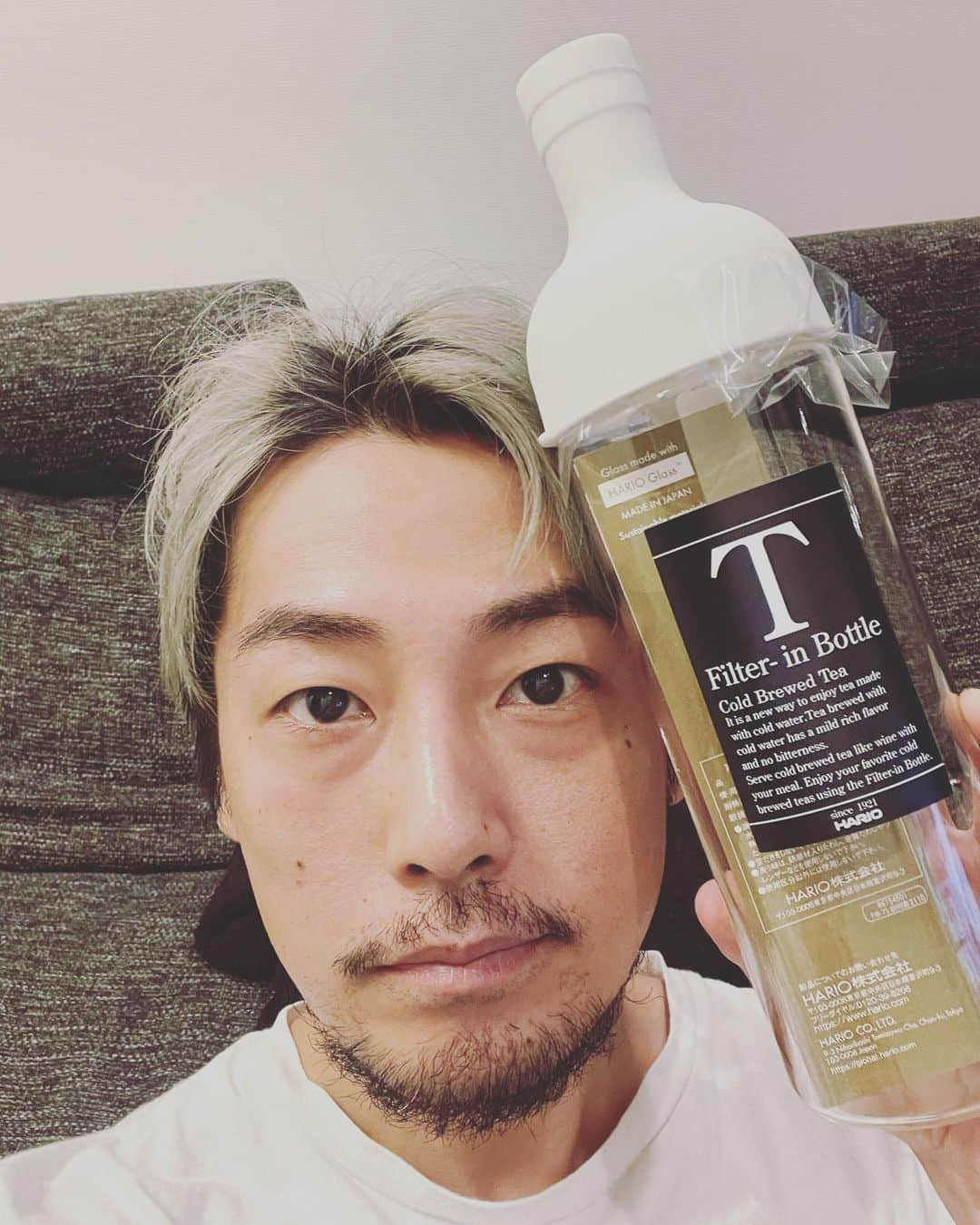 福士誠治さんのインスタグラム写真 - (福士誠治Instagram)「最近新しく変えたものたち  お茶のボトル 緑から白へ  車の芳香剤君  ピンクから黄色へ  新しい君たちへ 幸あれ そして僕に幸あり  #福士誠治 #変化 #お茶ボトル #車芳香剤 #人型芳香剤 #お気に入り」11月14日 1時46分 - seiji_fukushi