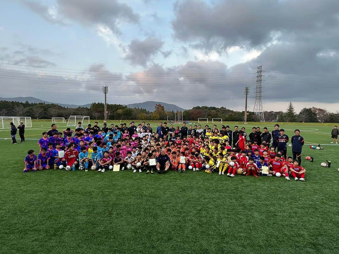 ジーコのインスタグラム：「Mais um Clinica de Futebol aqui no Japão, realizada pelo @kashima.antlers na Região do Ibaraki mas precisamente em Tsuchiura. Uma estrutura excelente para receber uns 12 times, quase 200 crianças onde foram 5 escolhidas para serem premiadas. Sempre revigora passar experiencia e estar com essa garotada.」