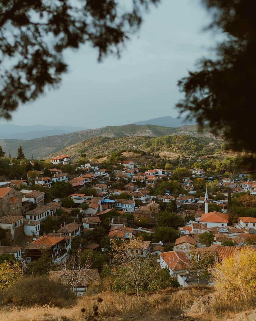 Putri Anindyaのインスタグラム：「İzmir's Şirince Village //   Named among world’s best tourism village, this place totally stole my heart. Though it was only brief couple hours, i got to explore the hilly part of this town with @capra311 and @nicanorgarcia to see the viewpoint. It was worth the hike because the lovely surroundings that accompany us. And the view as you can see from the first photo, was worth the hike 🫶🏼  With @goizmir @goturkiye   #TurkAegean #Goİzmir #EfesKültürYoluFestivali #izmir #gotürkiye #türkiye #şirince #travelphotography」