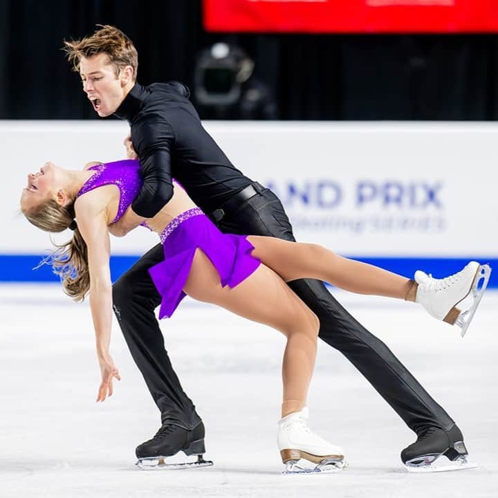 のインスタグラム：「Our 🇨🇦 athletes will continue to push boundaries this weekend as 6 remarkable ice dance & pair skaters jet off to Espoo, Finland for the fifth #GPFigure of the season ✈️   Pair/Patinage en couple: @brookee.mcintosh & @benjamin_mimar   Ice dance/Danse sur glace: @nadiia_bashynska & @_peterbeaumont @laurencefournierbeaudry & @nik_soerensen _____________  6 patineurs de danse sur glace et de patinage en couple s'envolent pour Espoo, en Finlande, cette semaine pour le cinquième Grand Prix de la saison ✈️  Rencontrez l'équipe ⬆️」