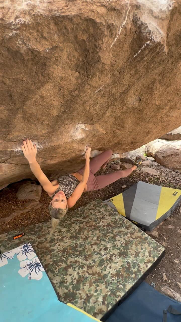 シエラ・ブレア・コイルのインスタグラム：「The Rail, V6 Oak Flat, AZ  One of the coolest V6’s at Oak Flat 🌟   *Video is from last season…now it’s time to send The Rail Extension 🤪  🎥: queencreekbouldering   @moonclimbing │ @moonclimbingwomen │ @myclimbapp │ @oncruxofficial │ @perfecthydration」