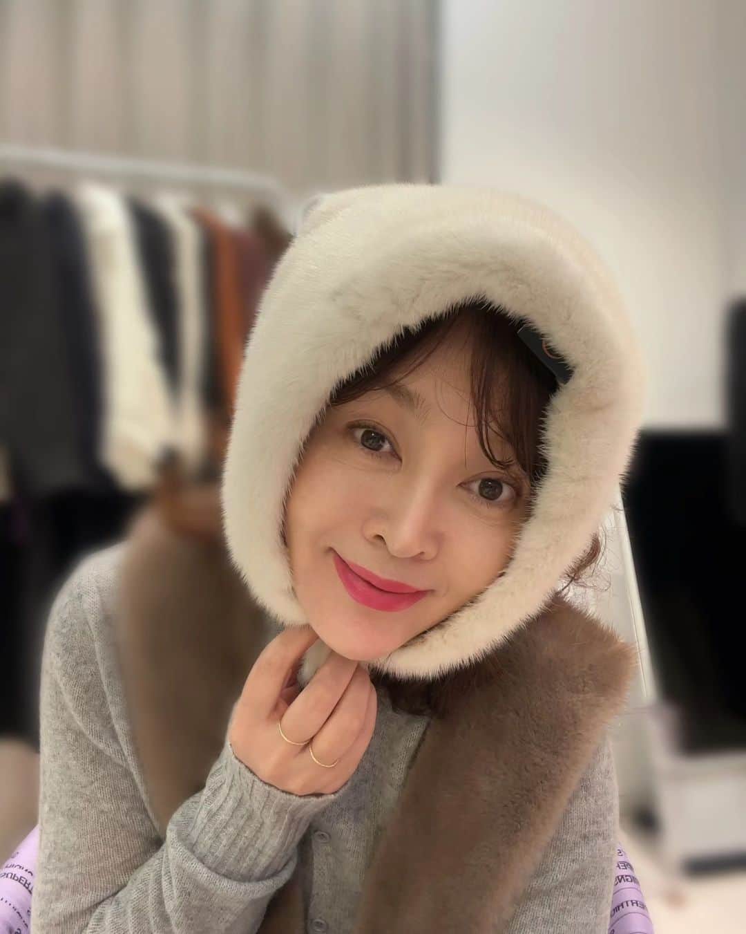 イ・スンヨンのインスタグラム：「날씨가 많이 쌀쌀해졌어요   일 잘하고 들어와서 문득 차한잔 마시면서 두런두런 수다떨고싶을때 있잖아요 ㅎㅎ   오늘 비로소 복조끼가 다 출발했습니다   늘 마음만 바쁘고 해드리고싶은건 많은데 하다보면 아직도 부딪치고 내맘같지않고 그런부분들이 많은것같아요   상세페이지에 2주후배송이라고 기재하고 다시 피드에 언급을 안해서 많이 기다리셨을텐데  그래도  꼼꼼하게 검수하며 하나하나 출발할때까지 많이 기다려주셔서  진심으로 감사드려요   작년에 입다보니 너무잘입게되고 좋아서  함께입으려고 제가 막 무리하게 한 아이템이거든요 ㅎ  받으셔서 예쁘게 잘 입으셨으면 좋겠구요~~  진짜 진심으로 감사드리고  혹시 불편하셨던분께는 죄송하단말씀 전할께요~♡♡  또 열심히 에너지있게 뛰뛰하겠습니다~~!!!  다시한번 울 마고식구들 넘넘감사드려요  사랑합니다💜💜💜  #갑분고백 #밤소통 #그냥그랬다구요 #늘아쉽고 #늘뭔가해드리고싶고 #오지랍질병 #사랑함돠울식구들🤣🤣🤣」