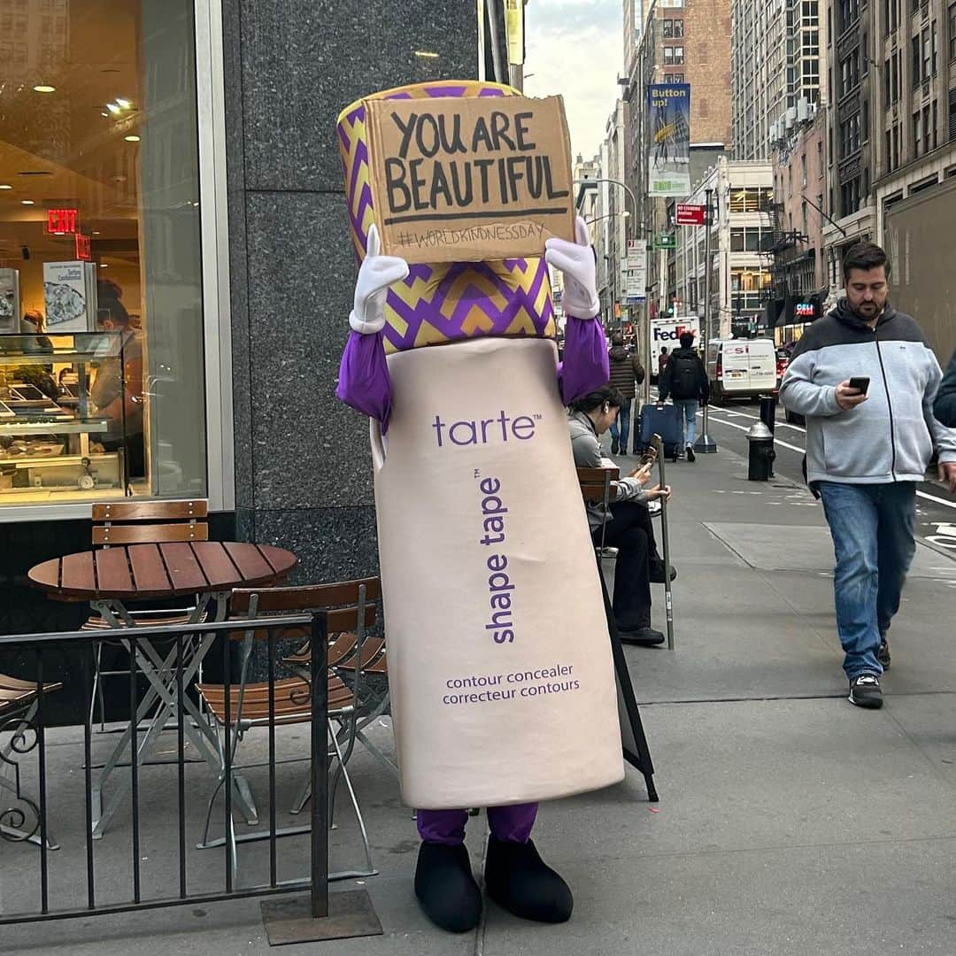 Tarte Cosmeticsのインスタグラム：「It’s #WorldKindnessDay & we thought you could use a little pick-me-up this Monday morning! 💜  To keep the kindness train going — 3 lucky winners will receive 2 tarte goodies bags— 1 for yourself & 1 to give to a friend, family member or stranger! 🥰  To enter: ✨follow @tartecosmetics on IG ✨tag who you’d give a goodie bag to!  Giveaway ends 11/14 at 9AM ET.  NO PURCHASE NECESSARY. Open to 50 U.S. / D.C., ages 18+ (19+ in AL & NE, 21+ in NS). Winner will be notified on 11/14.   #tartecosmetics #rethinknatural #WorldKindnessDay」