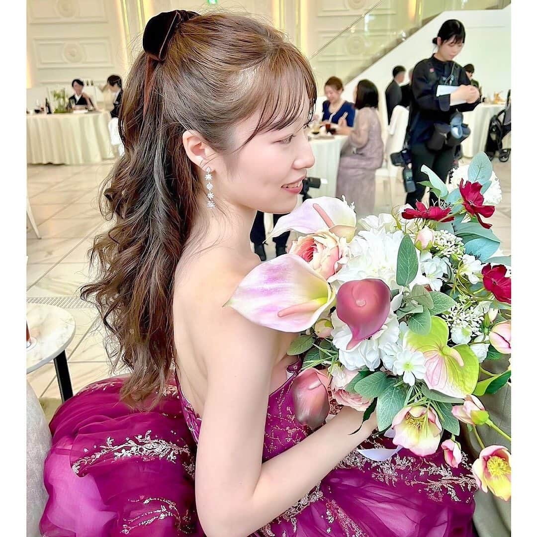 プレ花嫁の結婚式準備アプリ♡ -ウェディングニュースさんのインスタグラム写真 - (プレ花嫁の結婚式準備アプリ♡ -ウェディングニュースInstagram)「参考にしたい🤍大人可愛い花嫁さんの実例コーデ👰💐 ………………………………………………………………… 結婚式準備を楽しく♡ 役立つ情報、トレンドを毎日配信中𓂃 𓈒𓏸  マナー・段取り・お金のことはアプリでチェック🤍 【 @weddingnews_editor 】の プロフィールURLからダウンロードしてね🕊💕 …………………………………………………………………  編集部のrinです🌼*･ﾟ  大人可愛い花嫁さんの実例コーデをご紹介🤍  トレンドを取り入れつつ 自分らしさを感じる素敵なコーディネート💐  ぜひ参考にしてみてくださいね🫶🏻  photo by  1枚目: @runa__0828 さん 2枚目: @____i.mn_ さん 3枚目: @i26_wedding さん 4枚目: @_sae.wedding さん 5枚目 @ayano_ykp さん 6枚目: @w_mtymmmk さん  thank you𓂃𓈒𓏸  ………………………………… 🕊【毎日100記事更新❤️アプリ最新情報】🕊 …………………………………  本日新着のオススメ記事をご紹介します✨  ①【ZARAHOME】のグッズが大活躍♩結婚式に使いたいアイデア10選《テーマ装飾》 ②感度の高いオシャレ花嫁さんが大注目♡青山の雑貨店artipurCOTTAGEが素敵＊《テーマ装飾》 ③卒花487人が回答《ケチらなくて正解》な花嫁美容TOP4！相場・おすすめケア♡《ビューティー》  ※《》は記事のあるカテゴリー名❤️ などなど、その他にも役立つ記事を配信中💕アプリダウンロードがまだお済みでない方は是非 @weddingnews_editor のURLからダウンロードしてみてくださいね💕  ＼📷投稿お待ちしています／  花嫁はもちろん、業者さんも大歓迎✨ アナタのお写真や動画をご紹介してもOKという方は、ぜひ #ウェディングニュース に投稿してください💕 他のSNSでも掲載させていただく可能性がございます𓅪  ……………………………………………… 🌷 #ウェディングニュース って？🌷 ……………………………………………… ⁡ ⁡ 花嫁のリアルな”声”から生まれた花嫁支持率No1✨スマホアプリです📱準備に役立つ情報を発信しています💐 アプリはプロフィールのURLからダウンロードしてね🕊 ⁡ 業界フォロワー数No.1✨総合アカウント @weddingnews_editor  花嫁のためのお勉強アカウント @weddingnews_dandori  ⁡ ⁡ナチュラルウェディングをご紹介 @weddingnews_natural  花嫁さんから式場探し @weddingnews_brides  花嫁のためのドレスカタログ ＠dress_weddingnews.jp ⁡ 他の公式アカウントも是非チェックしてみてね💕 ⁡ ⁡ #結婚式準備 #ウェディング #花嫁 #ウエディング #プレ花嫁 #結婚式 #結婚 #花嫁コーデ #ウェディングドレス #カラードレス #お色直しドレス #花嫁ヘア #ウェディングヘア #ブライダルヘア #ウェディングブーケ #ブライダルアクセサリー #ウェディングアクセサリー  #新郎コーデ #プレ花嫁さんと繋がりたい」11月14日 12時00分 - weddingnews_editor