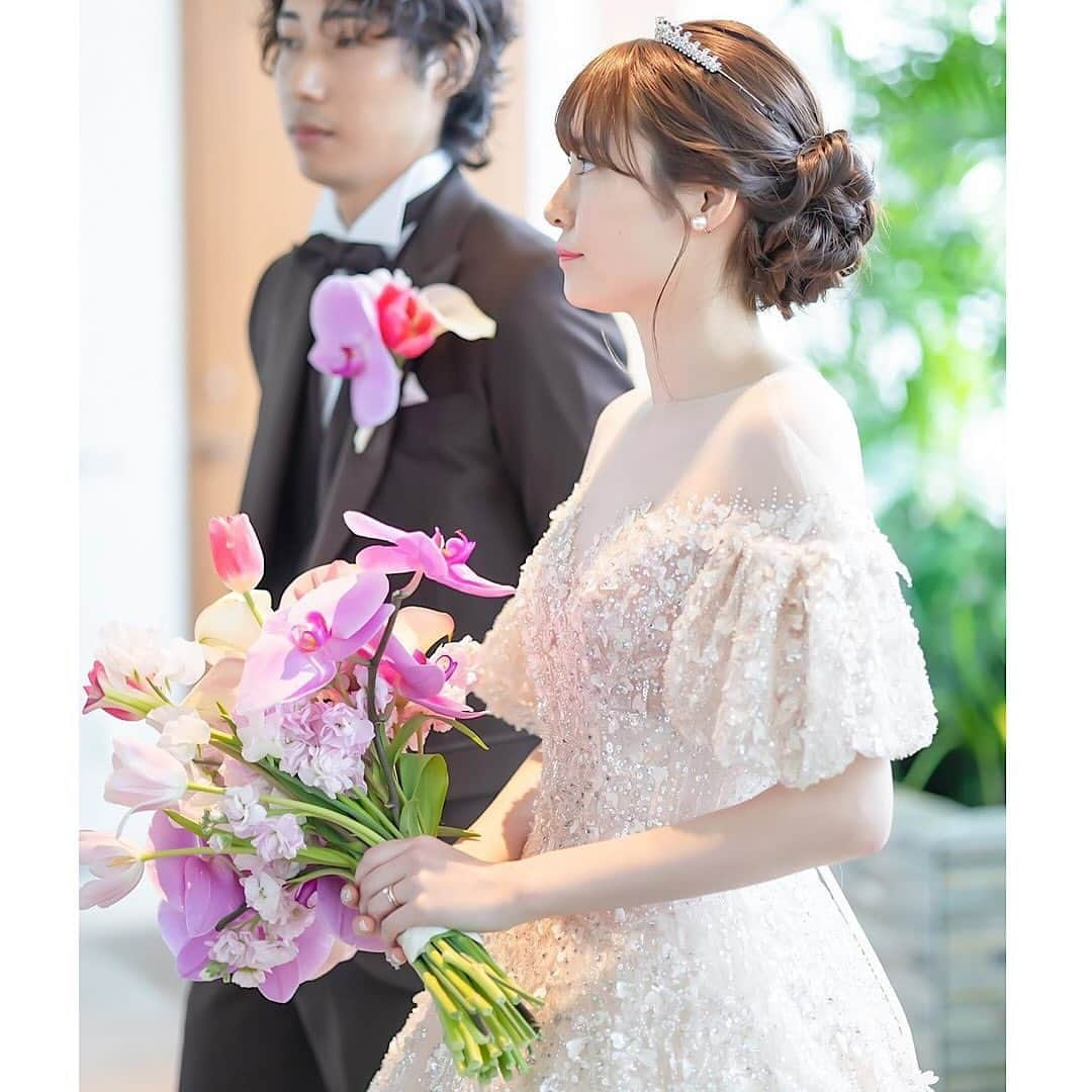 プレ花嫁の結婚式準備アプリ♡ -ウェディングニュースさんのインスタグラム写真 - (プレ花嫁の結婚式準備アプリ♡ -ウェディングニュースInstagram)「参考にしたい🤍大人可愛い花嫁さんの実例コーデ👰💐 ………………………………………………………………… 結婚式準備を楽しく♡ 役立つ情報、トレンドを毎日配信中𓂃 𓈒𓏸  マナー・段取り・お金のことはアプリでチェック🤍 【 @weddingnews_editor 】の プロフィールURLからダウンロードしてね🕊💕 …………………………………………………………………  編集部のrinです🌼*･ﾟ  大人可愛い花嫁さんの実例コーデをご紹介🤍  トレンドを取り入れつつ 自分らしさを感じる素敵なコーディネート💐  ぜひ参考にしてみてくださいね🫶🏻  photo by  1枚目: @runa__0828 さん 2枚目: @____i.mn_ さん 3枚目: @i26_wedding さん 4枚目: @_sae.wedding さん 5枚目 @ayano_ykp さん 6枚目: @w_mtymmmk さん  thank you𓂃𓈒𓏸  ………………………………… 🕊【毎日100記事更新❤️アプリ最新情報】🕊 …………………………………  本日新着のオススメ記事をご紹介します✨  ①【ZARAHOME】のグッズが大活躍♩結婚式に使いたいアイデア10選《テーマ装飾》 ②感度の高いオシャレ花嫁さんが大注目♡青山の雑貨店artipurCOTTAGEが素敵＊《テーマ装飾》 ③卒花487人が回答《ケチらなくて正解》な花嫁美容TOP4！相場・おすすめケア♡《ビューティー》  ※《》は記事のあるカテゴリー名❤️ などなど、その他にも役立つ記事を配信中💕アプリダウンロードがまだお済みでない方は是非 @weddingnews_editor のURLからダウンロードしてみてくださいね💕  ＼📷投稿お待ちしています／  花嫁はもちろん、業者さんも大歓迎✨ アナタのお写真や動画をご紹介してもOKという方は、ぜひ #ウェディングニュース に投稿してください💕 他のSNSでも掲載させていただく可能性がございます𓅪  ……………………………………………… 🌷 #ウェディングニュース って？🌷 ……………………………………………… ⁡ ⁡ 花嫁のリアルな”声”から生まれた花嫁支持率No1✨スマホアプリです📱準備に役立つ情報を発信しています💐 アプリはプロフィールのURLからダウンロードしてね🕊 ⁡ 業界フォロワー数No.1✨総合アカウント @weddingnews_editor  花嫁のためのお勉強アカウント @weddingnews_dandori  ⁡ ⁡ナチュラルウェディングをご紹介 @weddingnews_natural  花嫁さんから式場探し @weddingnews_brides  花嫁のためのドレスカタログ ＠dress_weddingnews.jp ⁡ 他の公式アカウントも是非チェックしてみてね💕 ⁡ ⁡ #結婚式準備 #ウェディング #花嫁 #ウエディング #プレ花嫁 #結婚式 #結婚 #花嫁コーデ #ウェディングドレス #カラードレス #お色直しドレス #花嫁ヘア #ウェディングヘア #ブライダルヘア #ウェディングブーケ #ブライダルアクセサリー #ウェディングアクセサリー  #新郎コーデ #プレ花嫁さんと繋がりたい」11月14日 12時00分 - weddingnews_editor