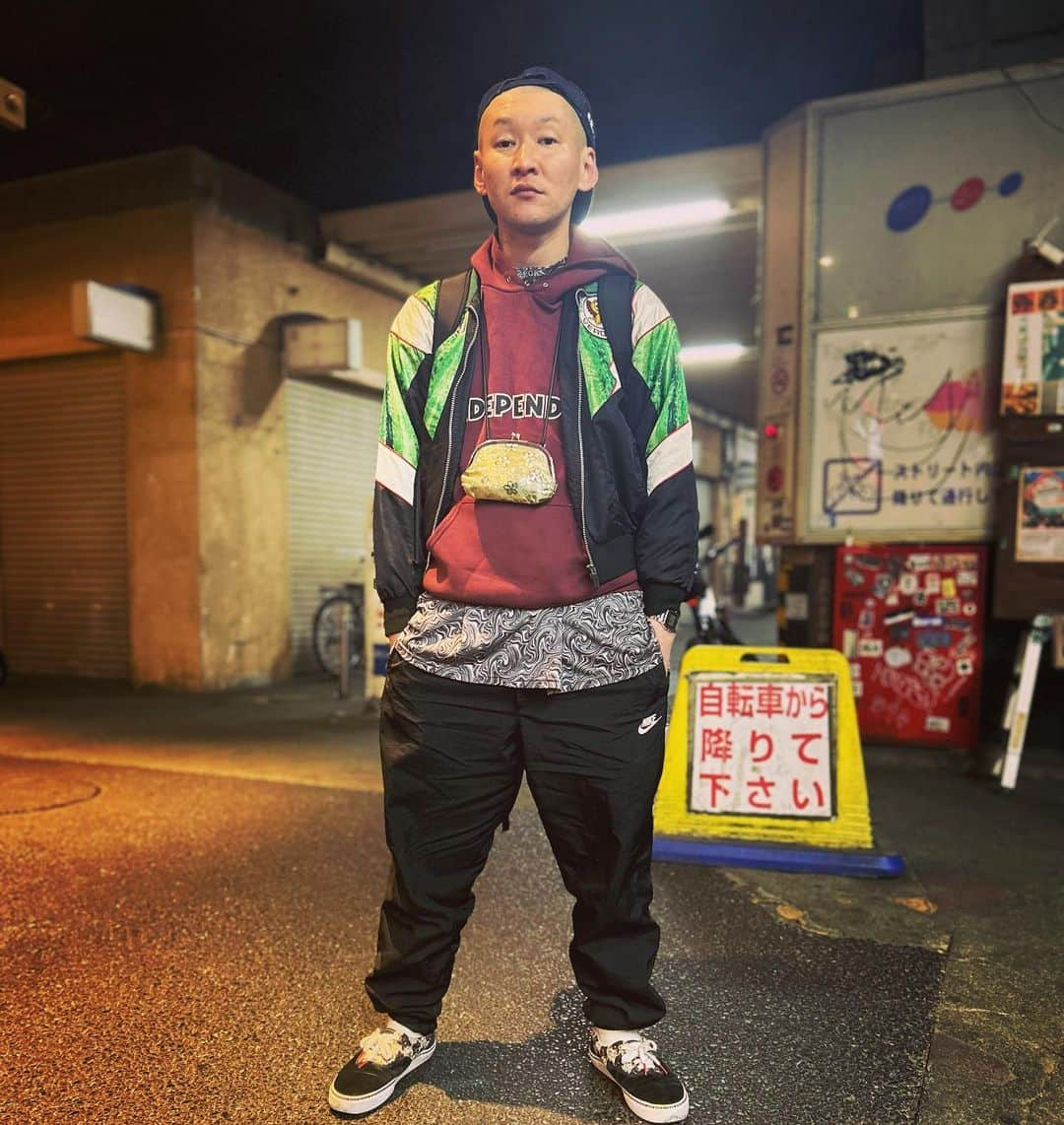 市川刺身さんのインスタグラム写真 - (市川刺身Instagram)「今日の服装。 横浜行ってから渋谷でライブの日。  寒いけど一軍防寒出したら終わる気がするみたいな事考えてサイクリングシャツにインディペンデントのパーカーにヴェルディのジャージ。 NIKEのシャカシャカあったけえ。 JAのデニム地の帽子にvansの招き猫で金のがま口とmont-bellのメッシュリュック。  ライブ終えて帰宅してきて高円寺で撮りました。 なんだか早起き続いてて怯えて怖い。 気合い入れて頑張っていこう。 高円寺ありがとう。  #今日着た服 #ファッション #古着 #高円寺 #早起き」11月14日 0時16分 - soitsudoitsu