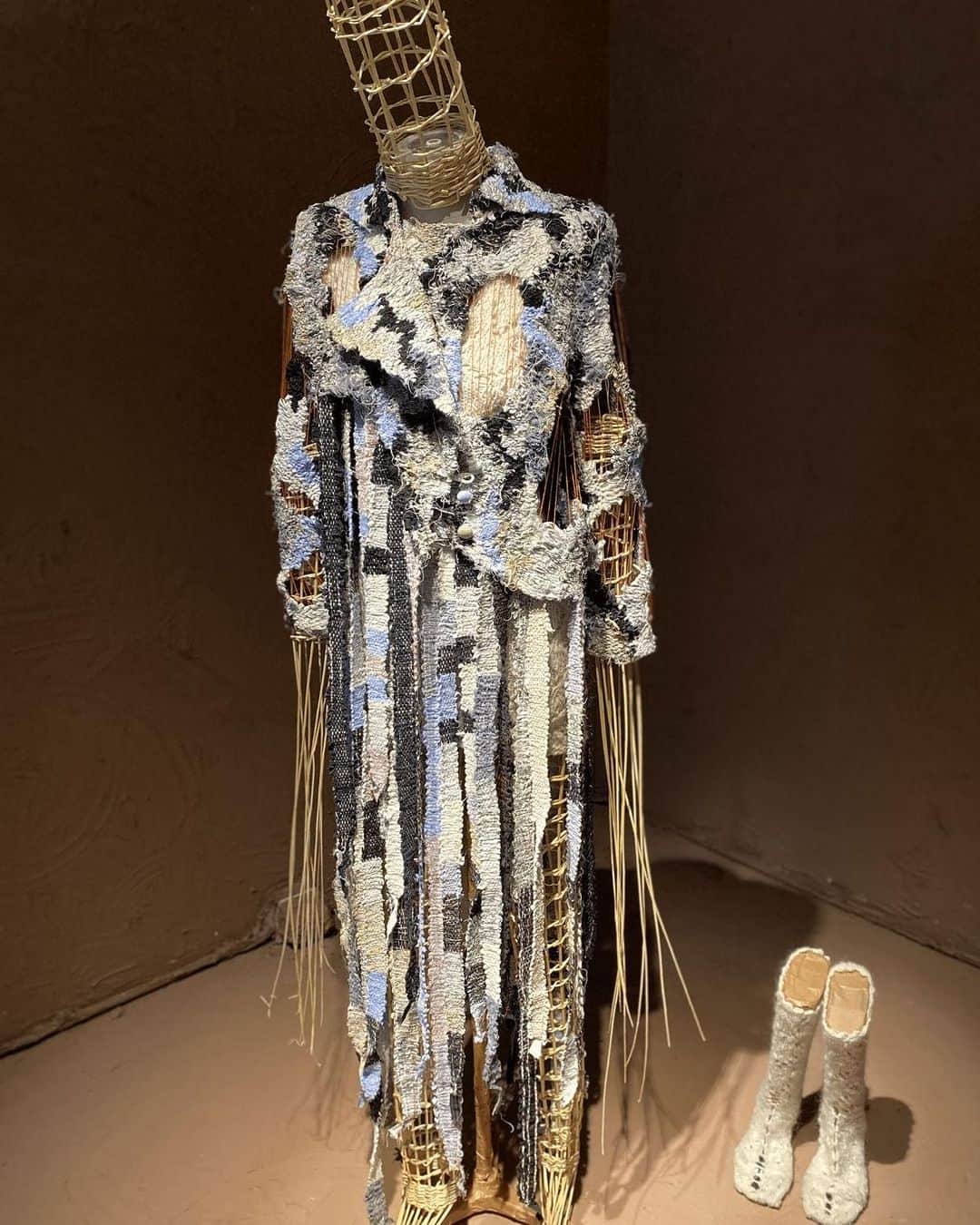 Design Milkのインスタグラム：「@new_order_of_fashion is sowing the seeds of change in the fashion world, nurturing a brighter, more sustainable future. 🌾  Their @dutchdesignweek 2023 exhibition, "Regeneration: Fashion From The Ground Up," dives deep into three categories: Earth Care, People Care, + Fair Share. Come explore delicate creations like needle-lace dresses that bloom from lavender fields, how old clothing pieces are turned into tangible memories, + more. \\\ all at the link in bio 🔗」