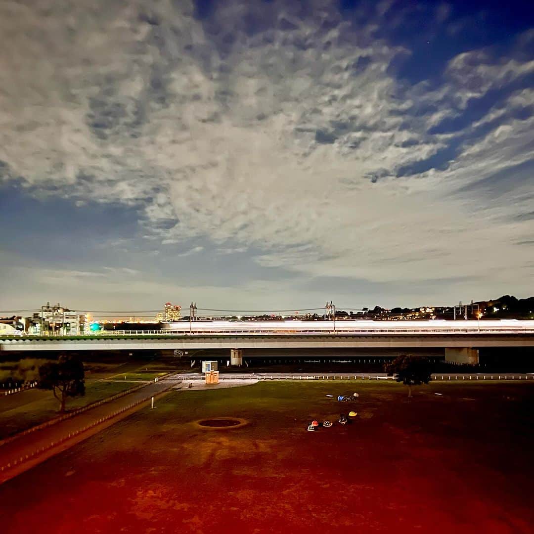 ピエール瀧さんのインスタグラム写真 - (ピエール瀧Instagram)「深夜徘徊の記録。多摩川を歩いて渡る編。」11月14日 0時22分 - pierre_taki