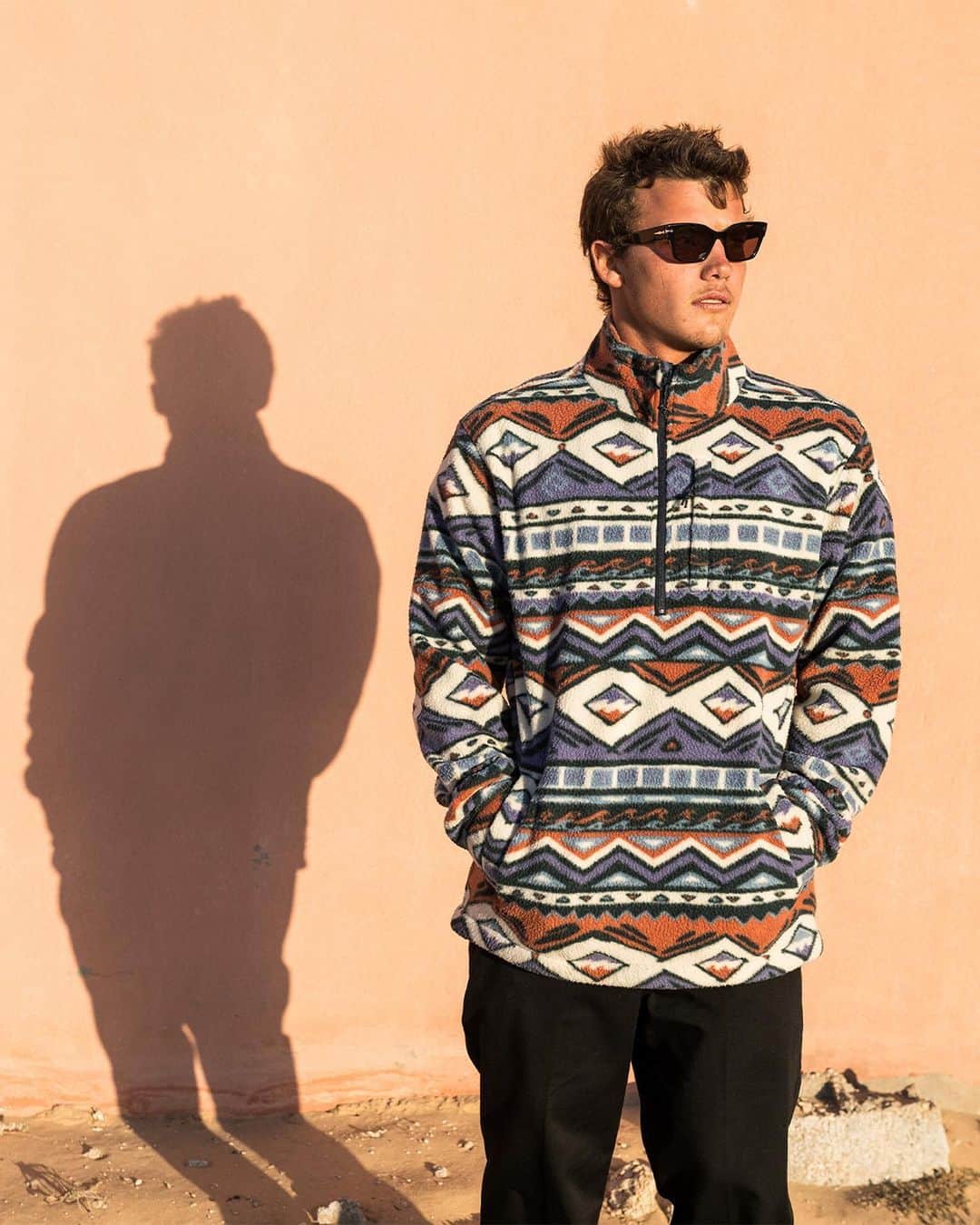 ビラボンのインスタグラム：「Unshadowed warmth.   @jaiglindeman wearing the Boundary Half-Zip Mock Neck - purpose-built with ultra-soft polar fleece featuring a DWR water-resistant coating, and made from recycled materials. ♻️   Part of the new Adventure Division collection. Tap into our bio to shop.  #BillabongAdventureDivision」