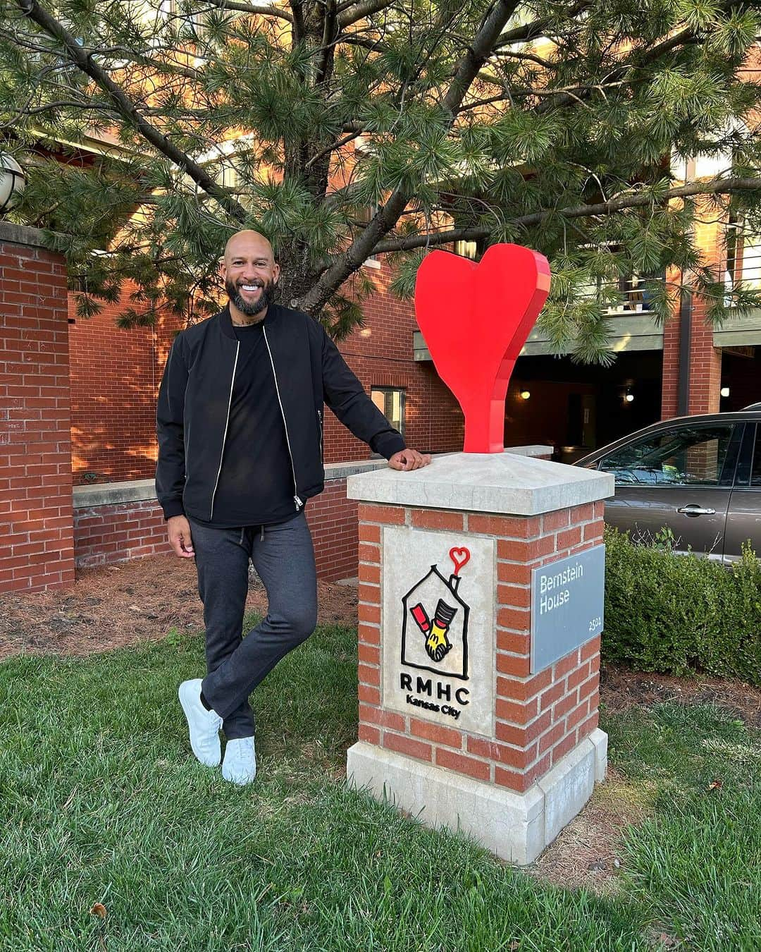 ティム・ハワードのインスタグラム：「I’m a longtime supporter of @RMHC. For World Kindness Day, I visited a Ronald McDonald House in Kansas City to spread love and spend time with the families. There are so many different ways to share kindness with these deserving RMHC families. Check out the link in my story to learn more.   #RMHCPartner #KeepingFamiliesClose @RMHCKC」