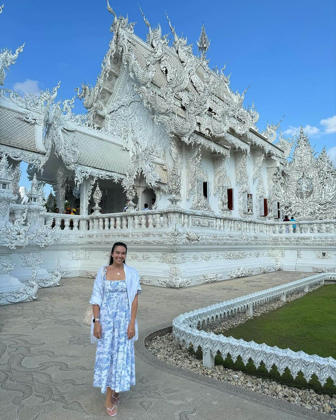 タヤ・ロジャースさんのインスタグラム写真 - (タヤ・ロジャースInstagram)「She asks to go to temples. I haven’t explained religion just yet but we talk a lot about kindness and love and understanding and respect and really isn’t that the basis of humanity? It’s hard to imagine answering the bigger questions these days with all the heartbreak in the world. She’s too young to understand why I’m sad or upset or enraged with the world when her world is still just us. I’m trying to find balance, to self regulate, to be here with them for them but my heart is breaking for strangers half a world away. We went to temples & all I could pray for was peace.」11月14日 0時24分 - tayastarling